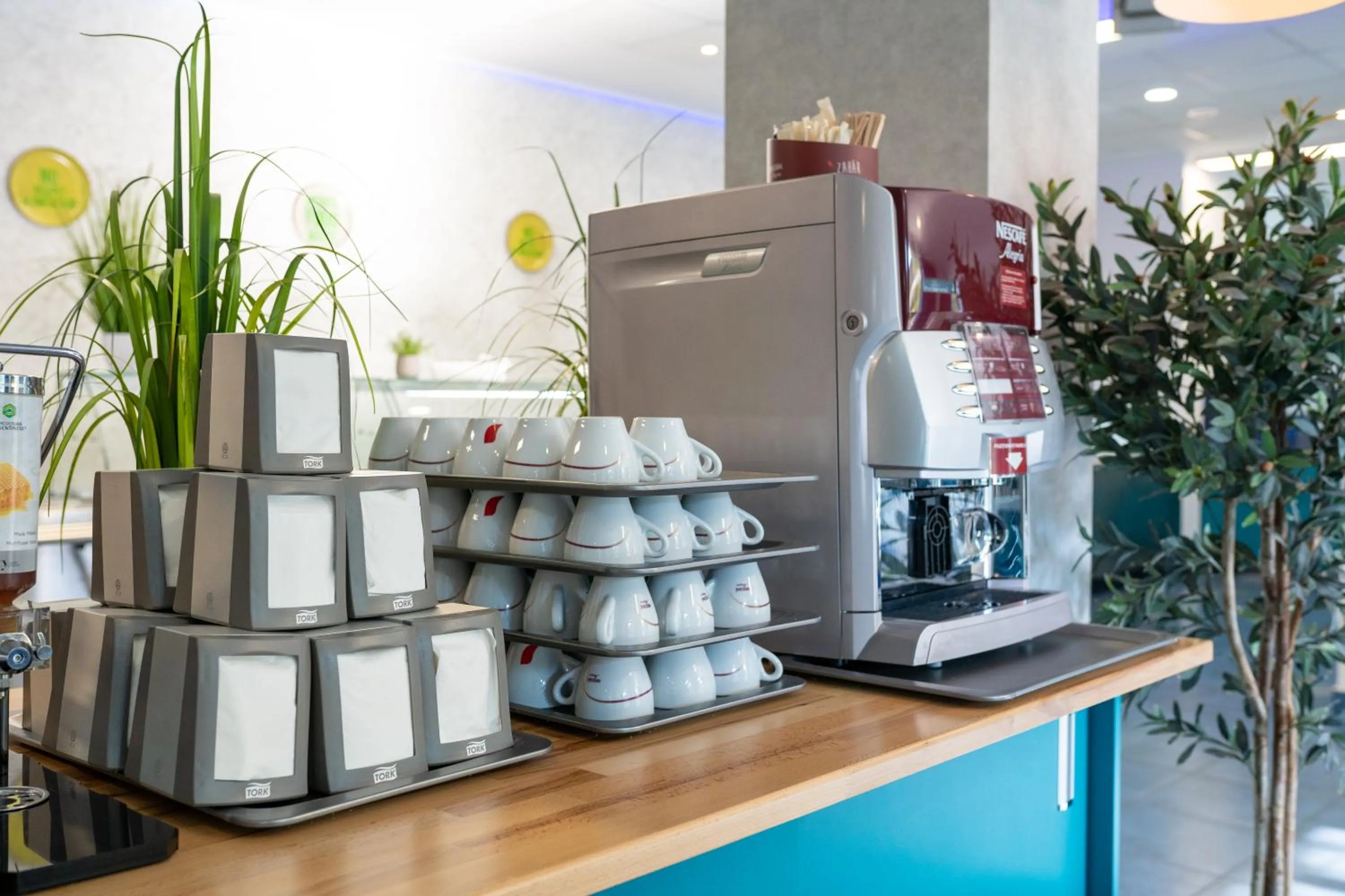 Restaurant/places to eat in Hotel Apollo