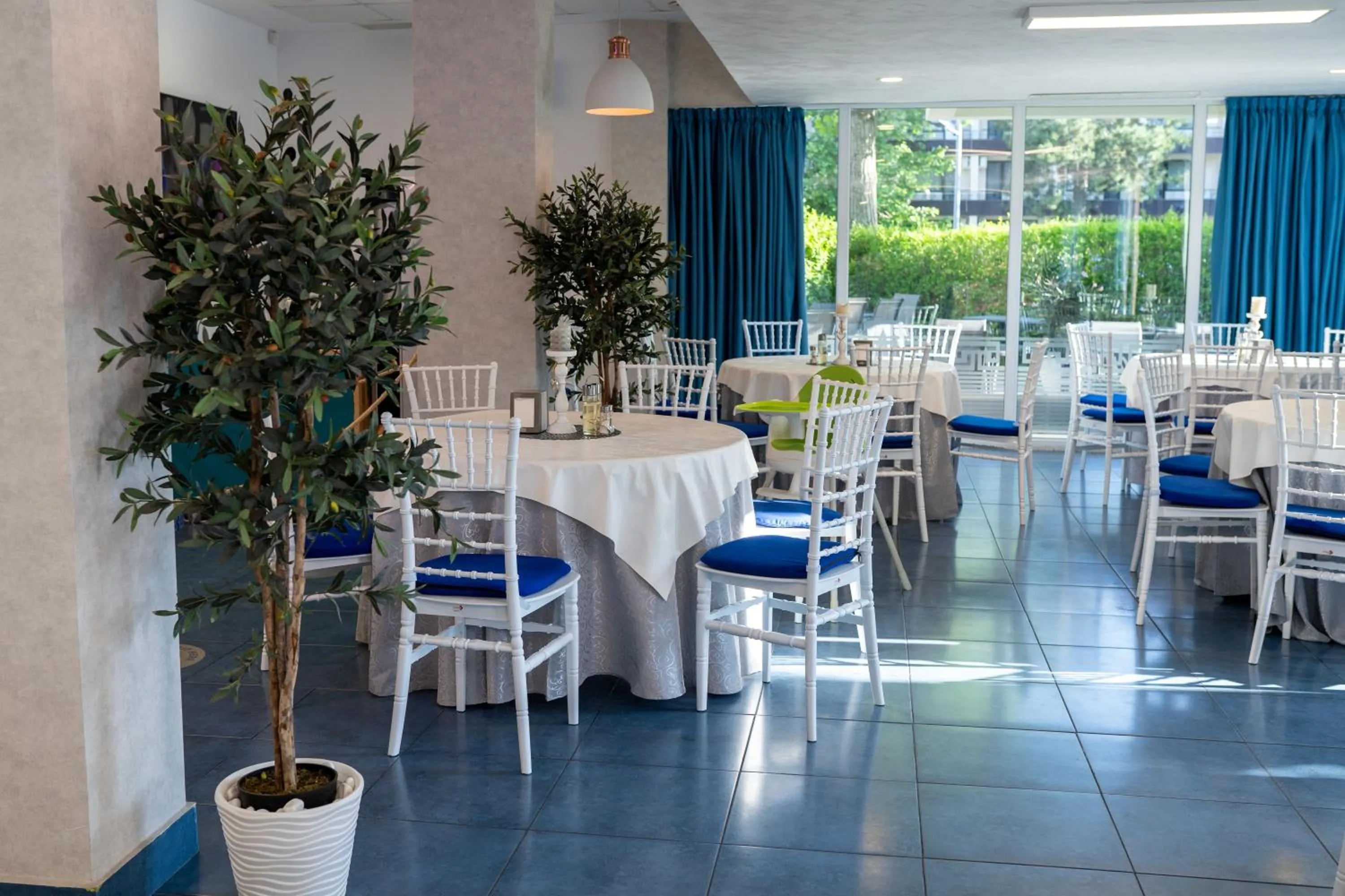 Restaurant/places to eat in Hotel Apollo