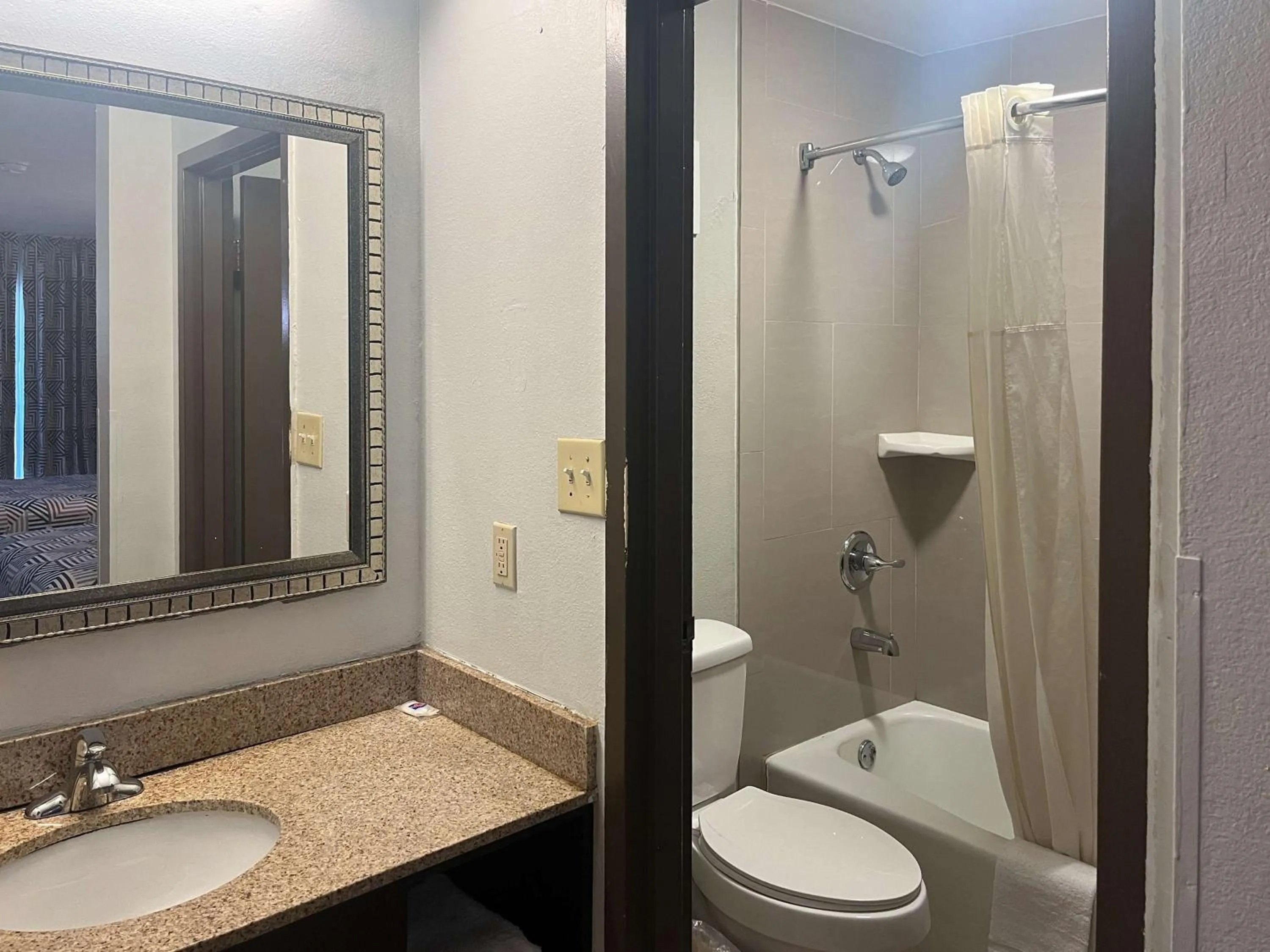 Bathroom in Studio 6 Montgomery AL Eastern Blvd.