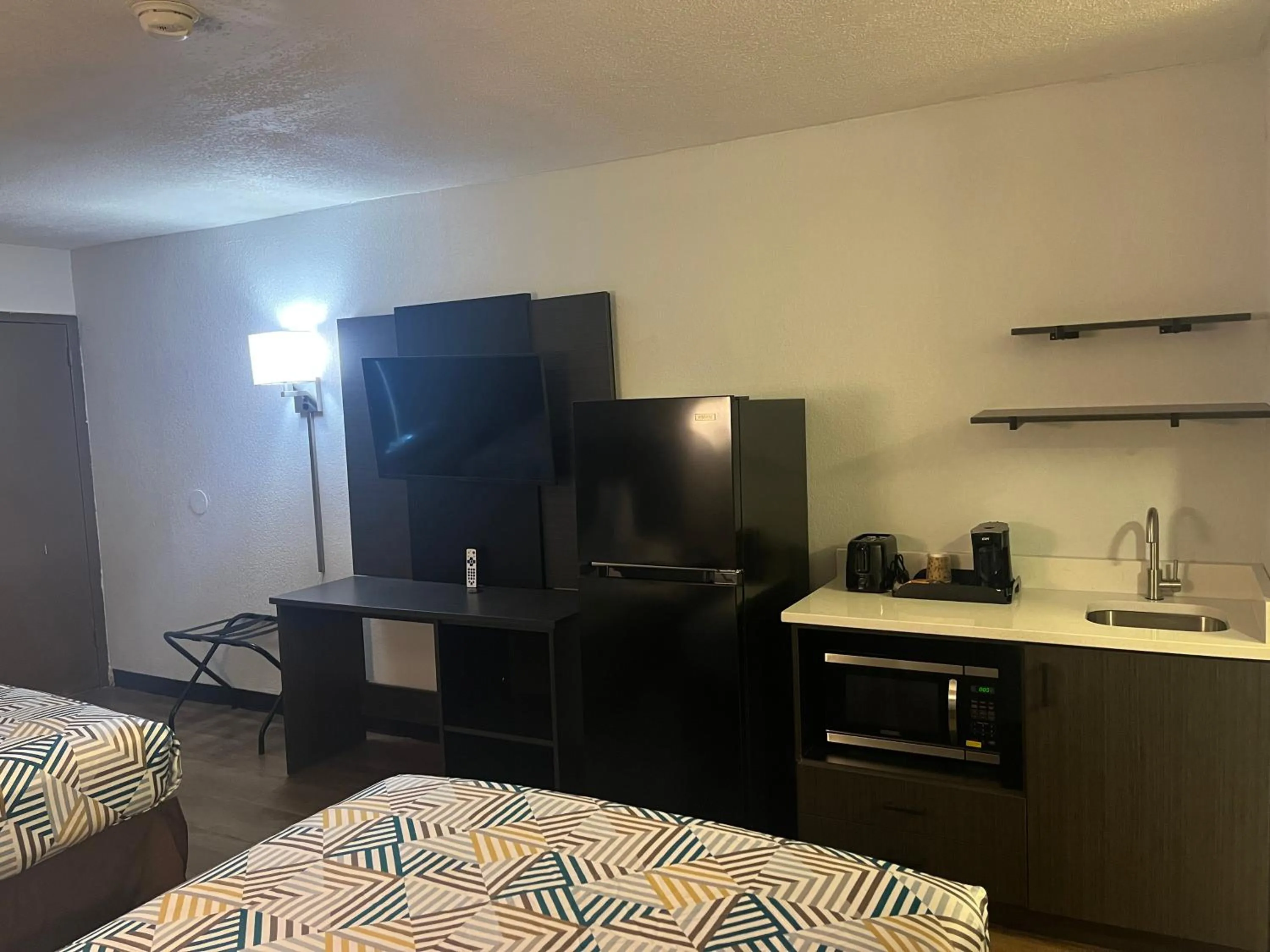 Bed in Studio 6 Montgomery AL Eastern Blvd.