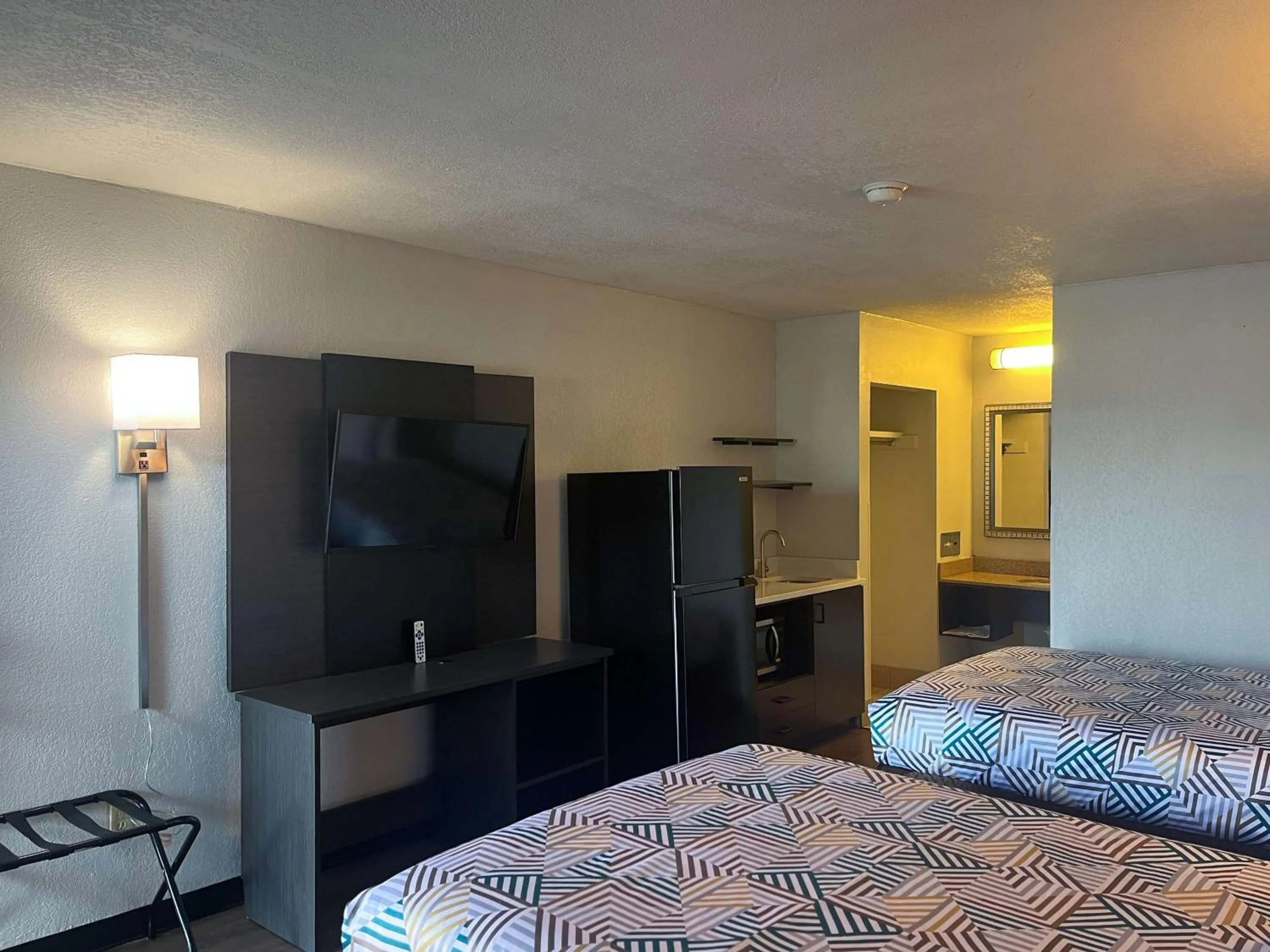 Bedroom, Bed in Studio 6 Montgomery AL Eastern Blvd.