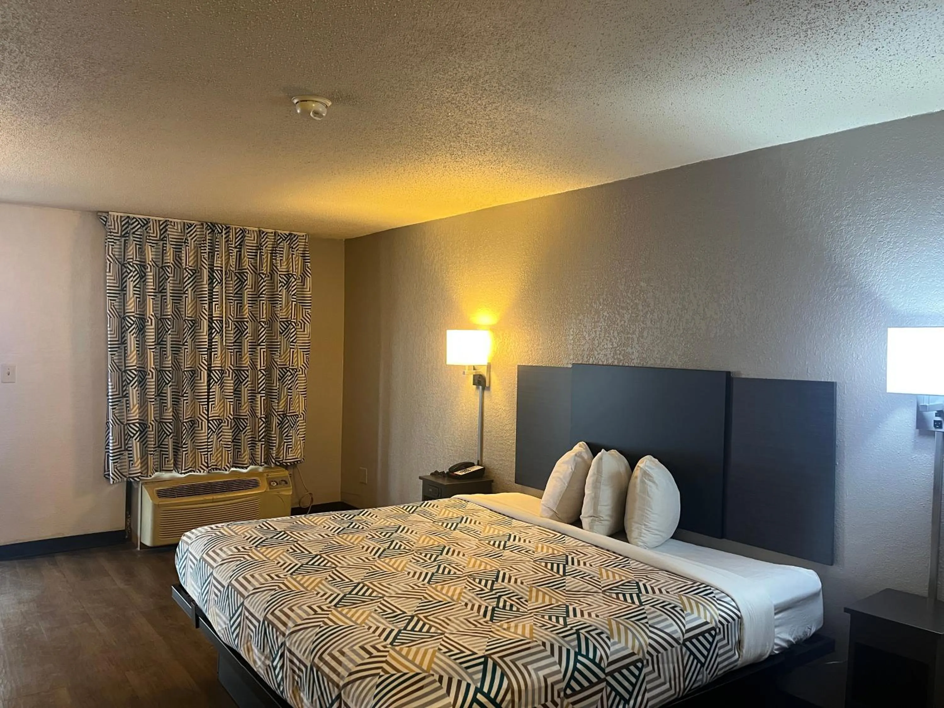 Bed in Studio 6 Montgomery AL Eastern Blvd.