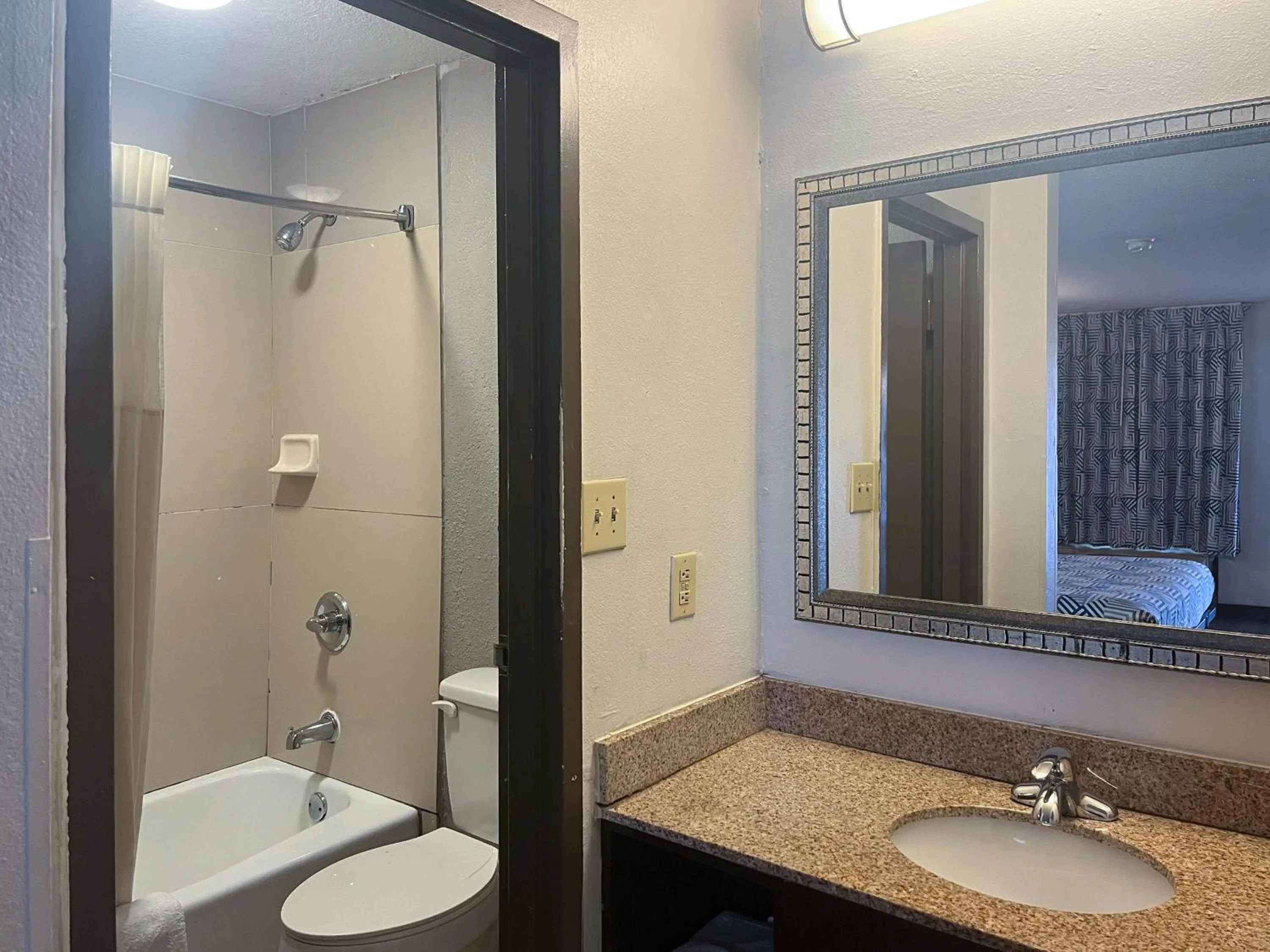 Bathroom in Studio 6 Montgomery AL Eastern Blvd.