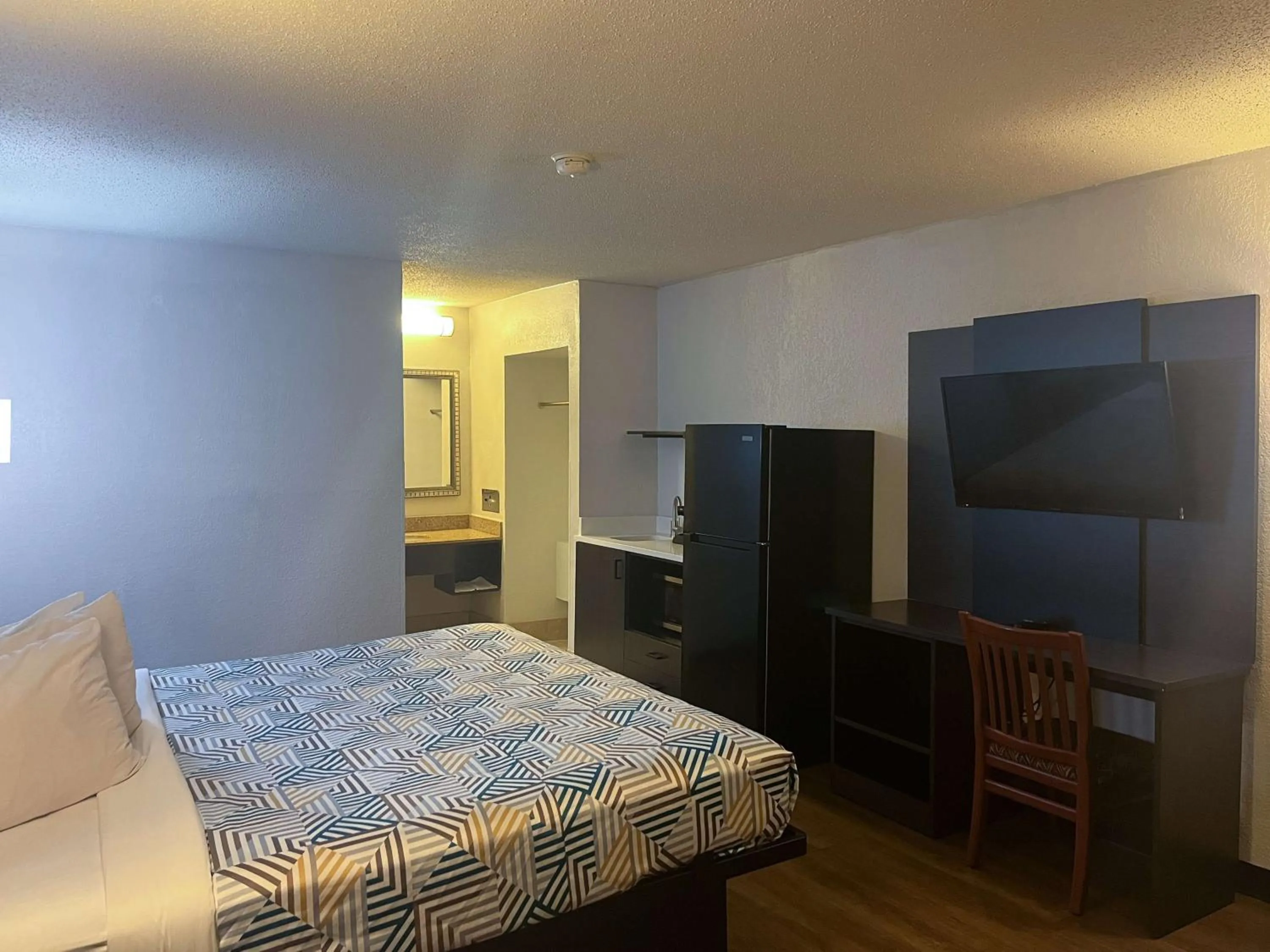 Bedroom, Bed in Studio 6 Montgomery AL Eastern Blvd.