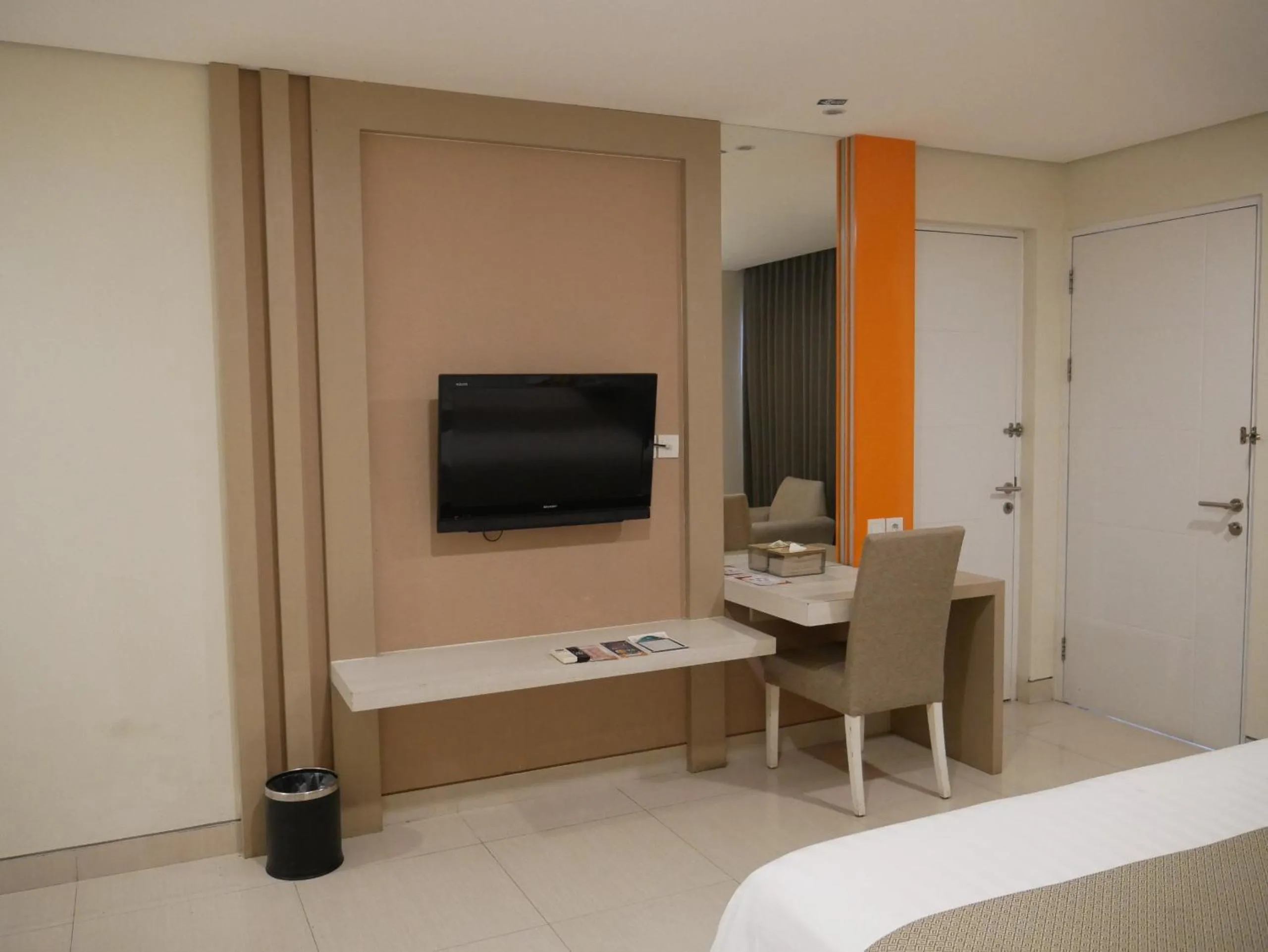TV and multimedia, Bed in Hotel Nirwana Pekalongan