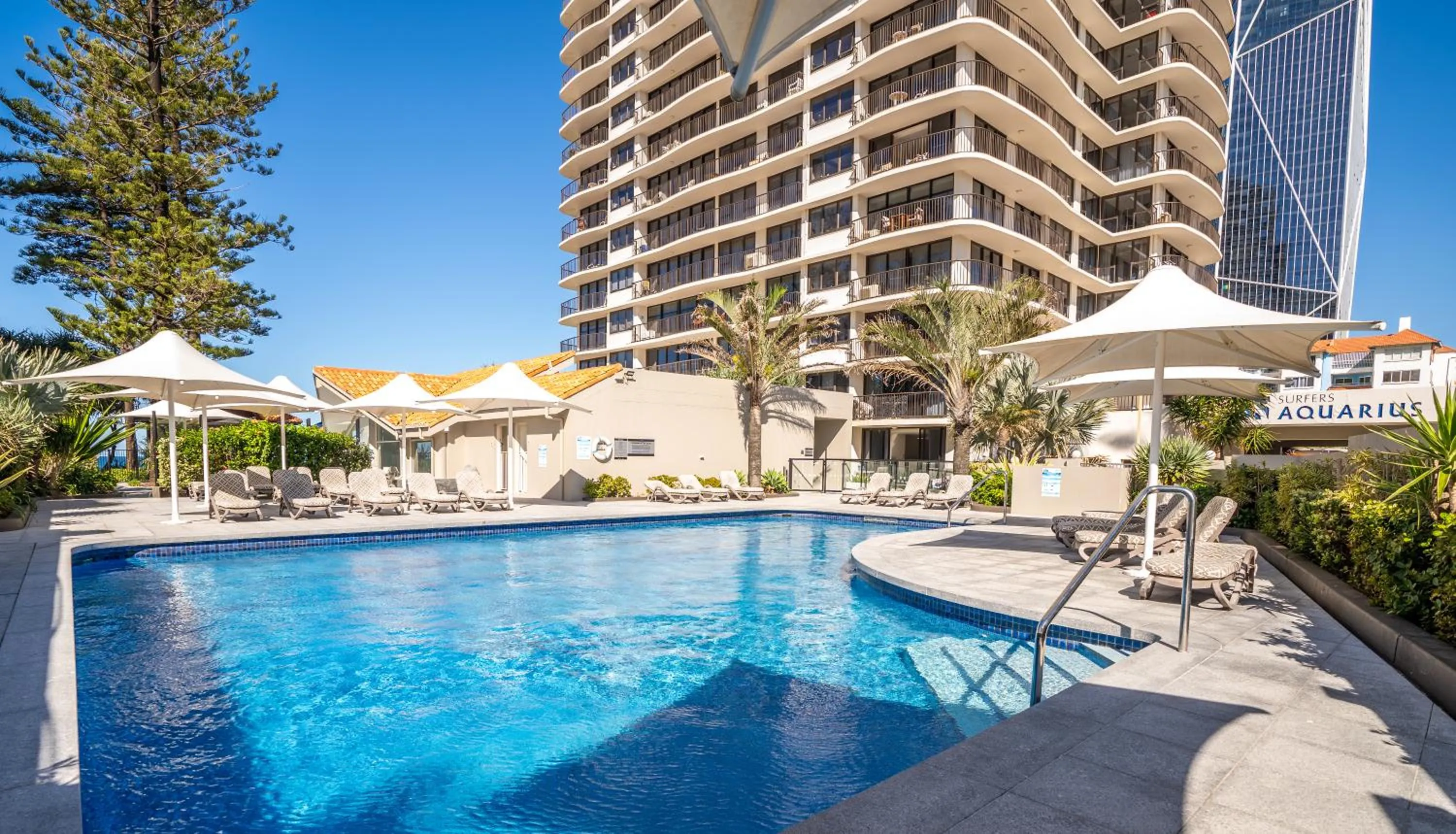 Property building in Surfers Aquarius on the Beach