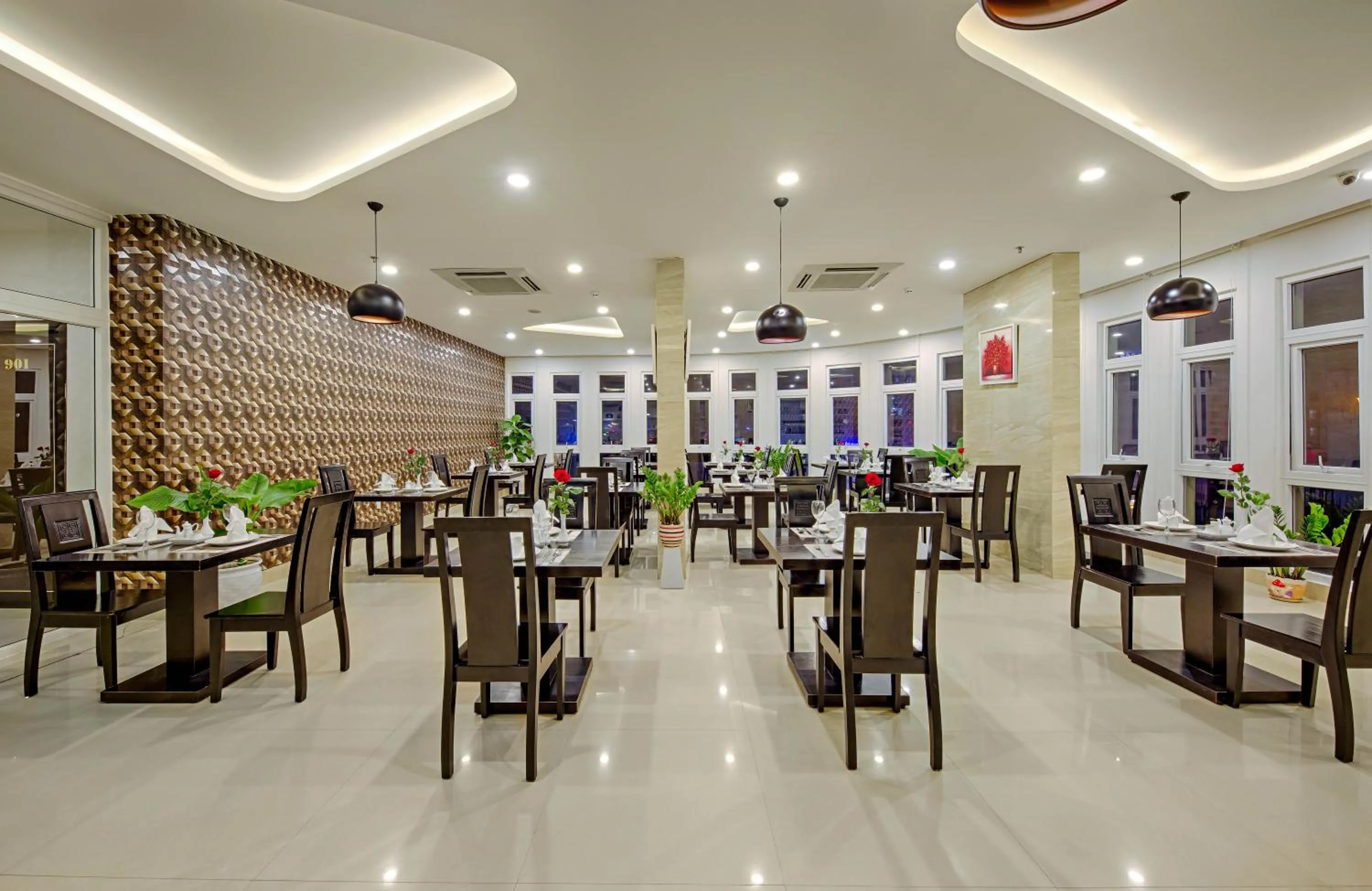 Restaurant/places to eat in ELC Beach Hotel