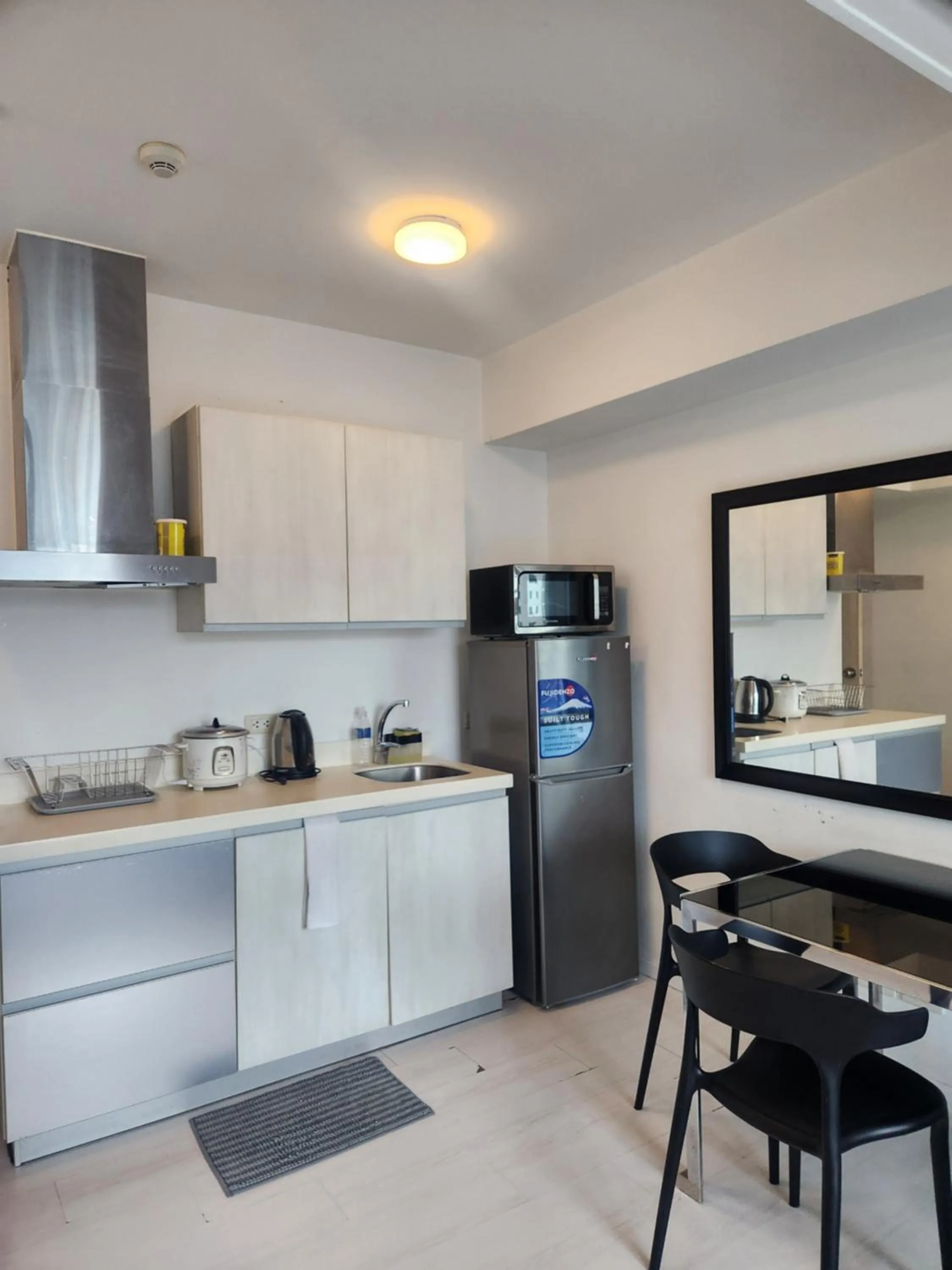 Kitchen or kitchenette in Azure Staycation Philippines by AMRS Near Manila International Airport