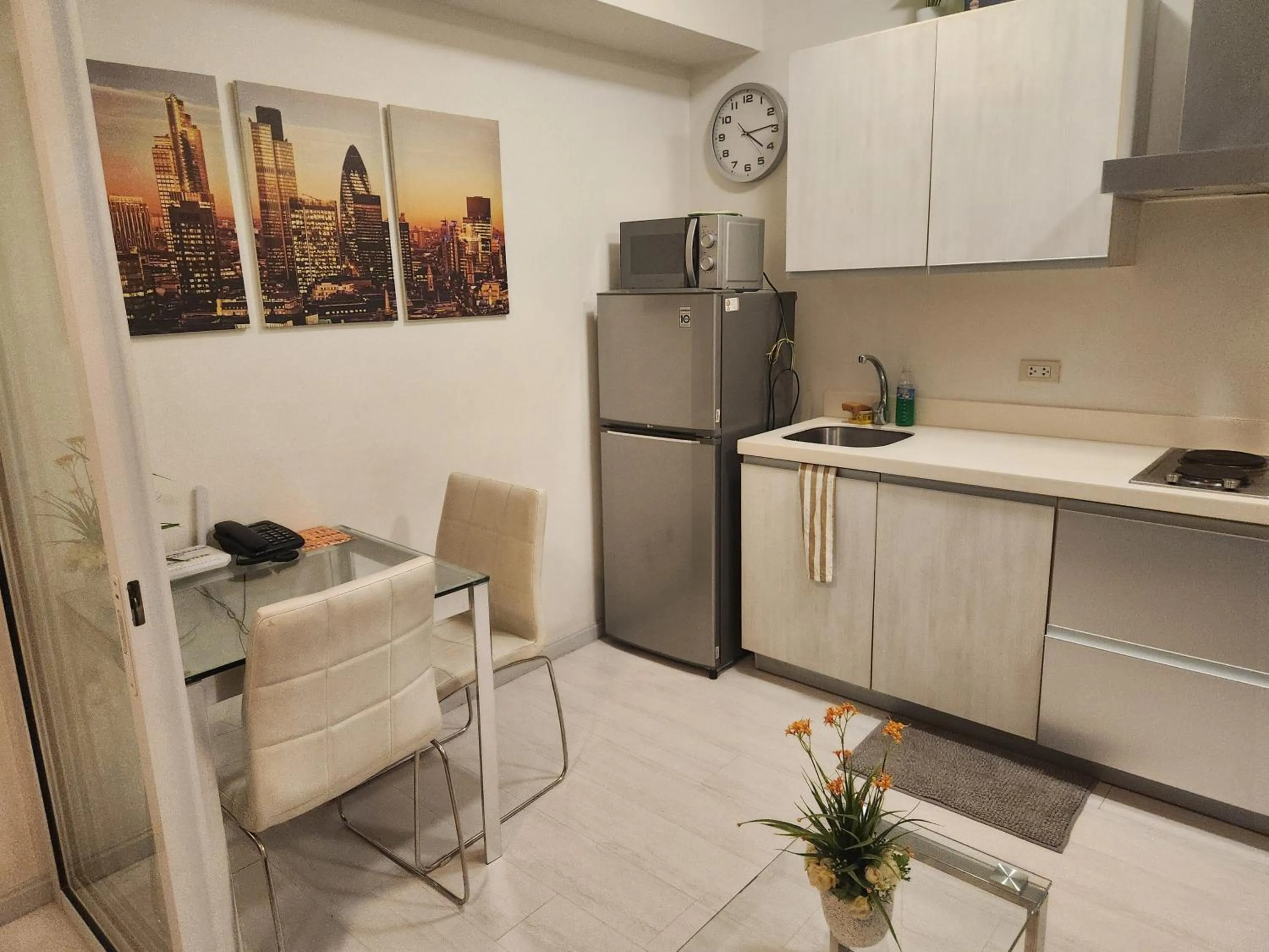 Kitchen or kitchenette in Azure Staycation Philippines by AMRS Near Manila International Airport