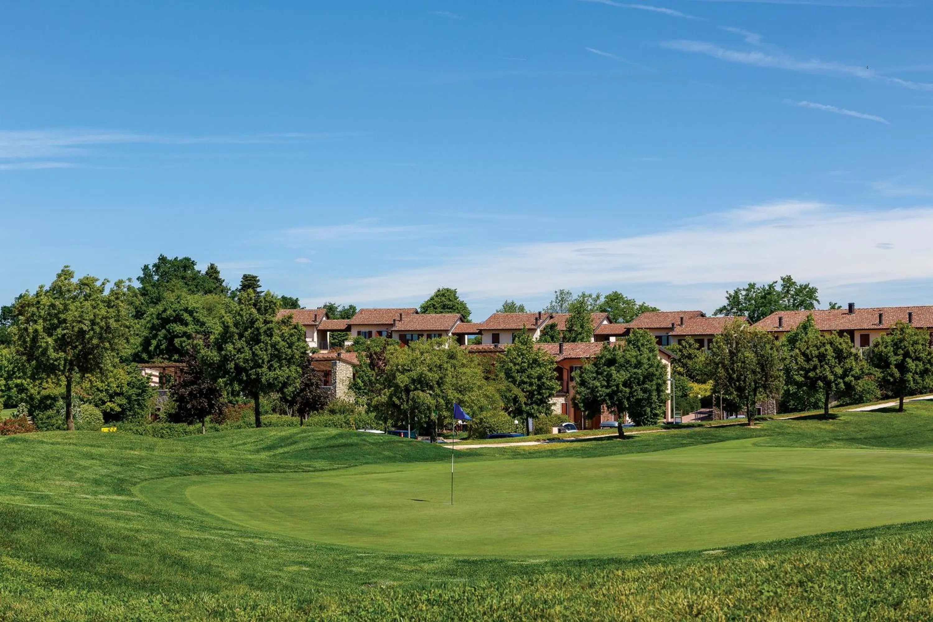 Facade/entrance in Golf Residenza