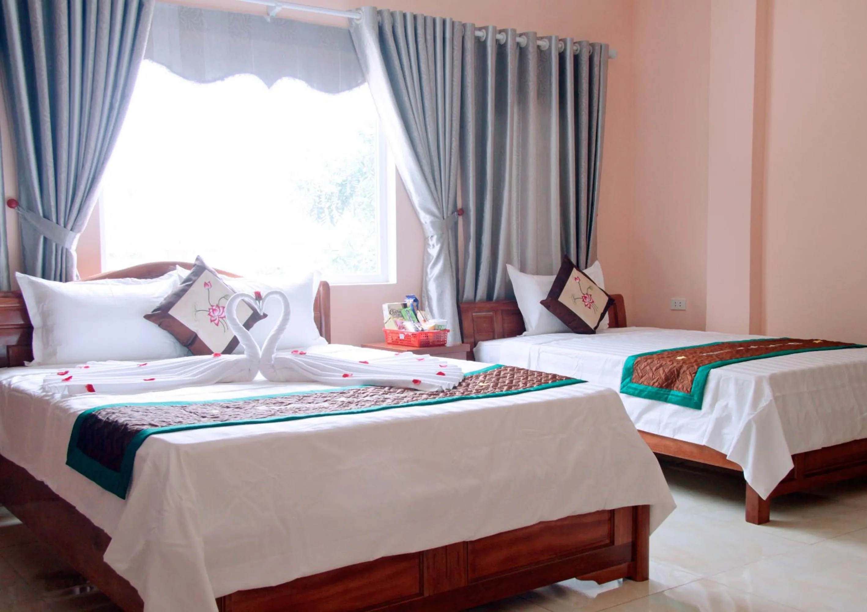 Garden view, Bed in Family Transit Hotel