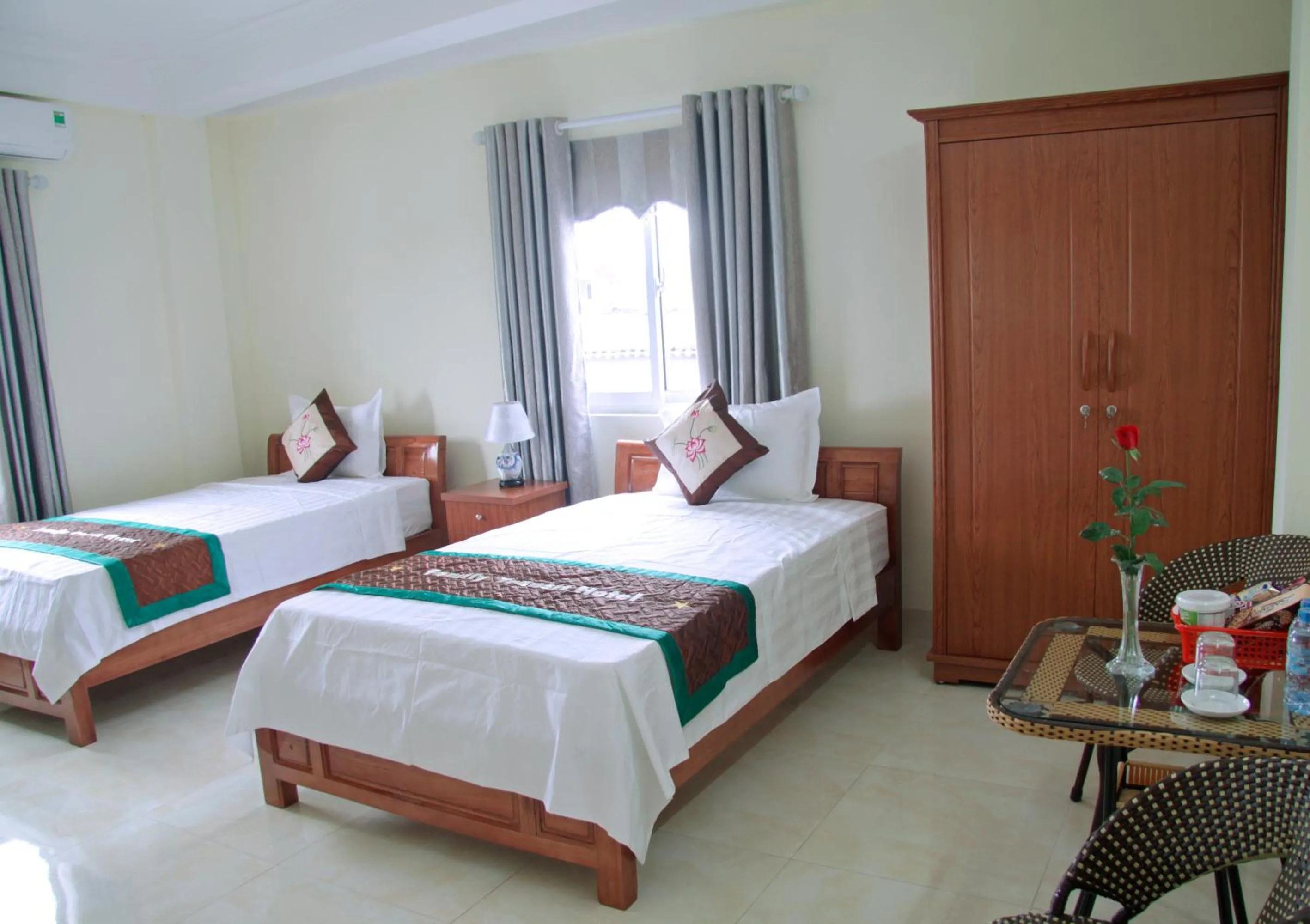 Garden view, Bed in Family Transit Hotel