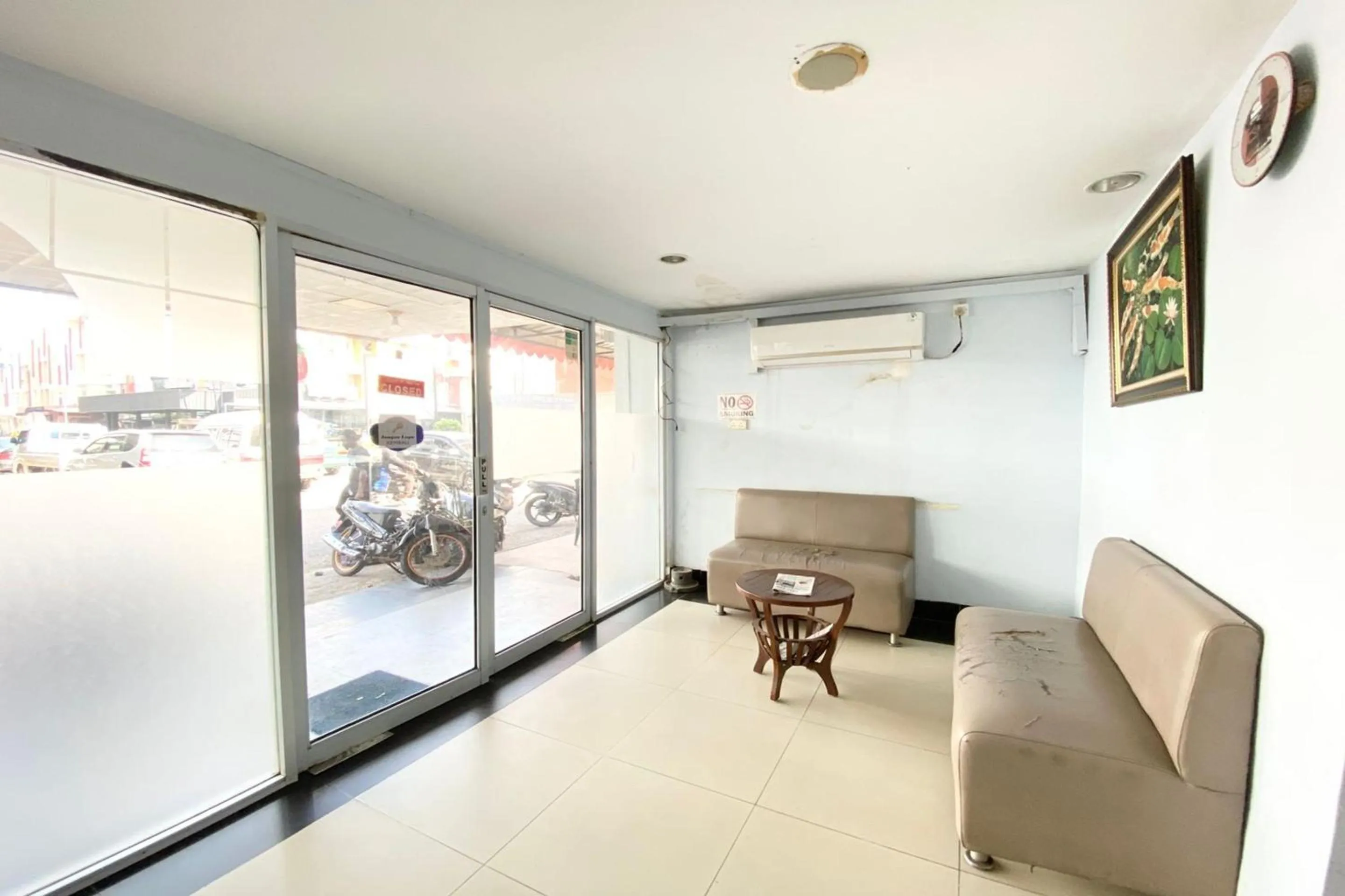 Seating area in Hotel O Jodoh Near Grand Batam Mall Formerly Agung Hotel