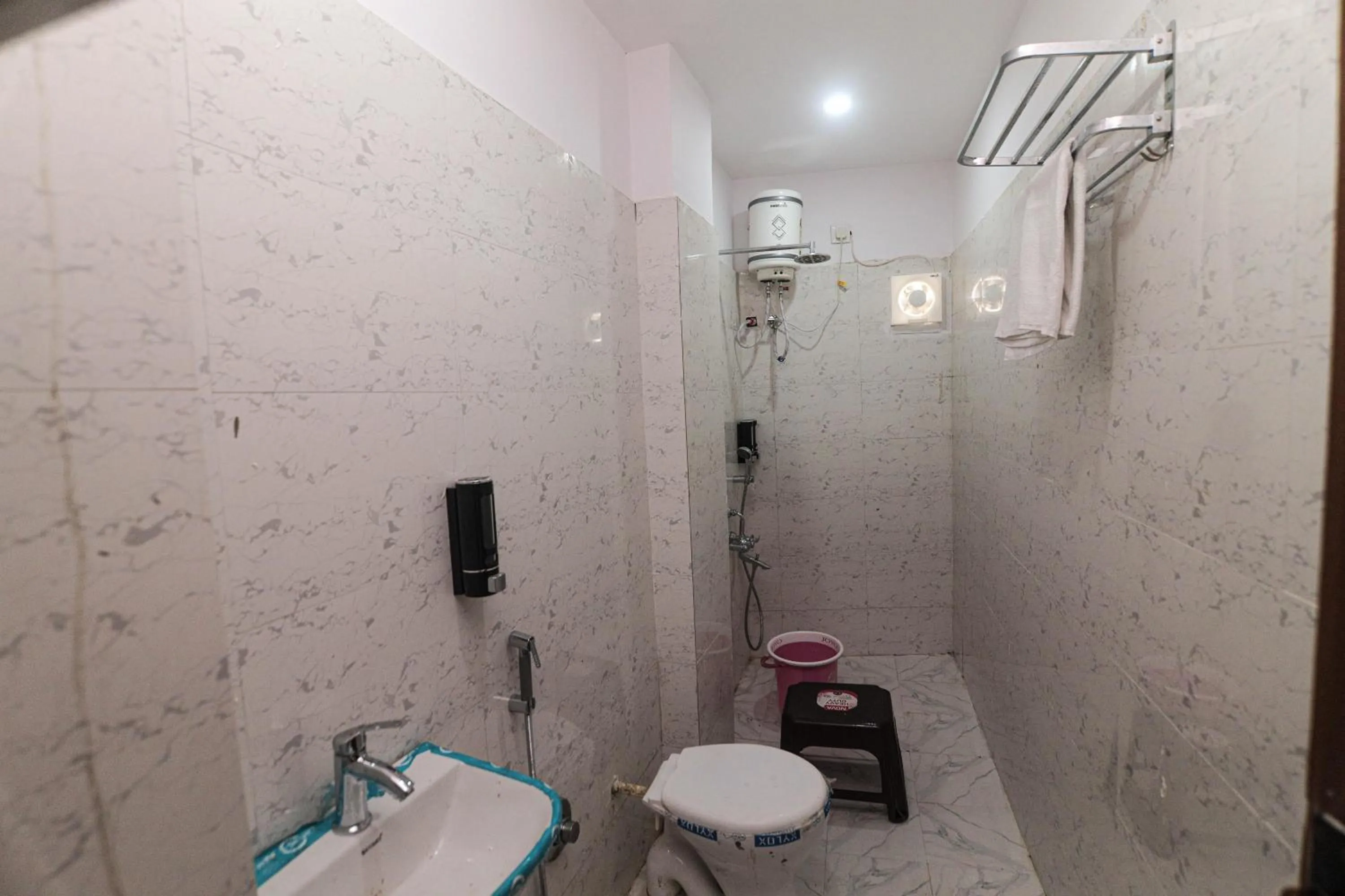 Shower in Hotel Dev Krishna Palace