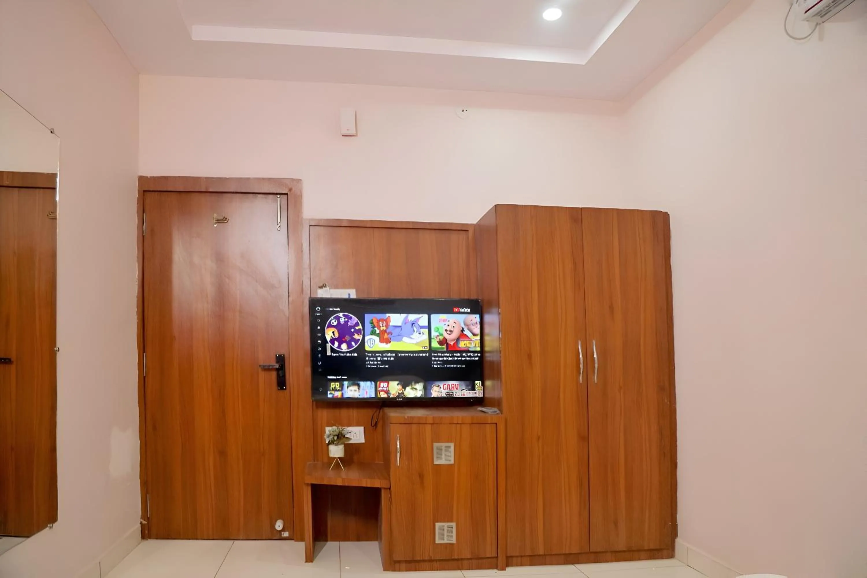 Evening entertainment in Hotel Dev Krishna Palace