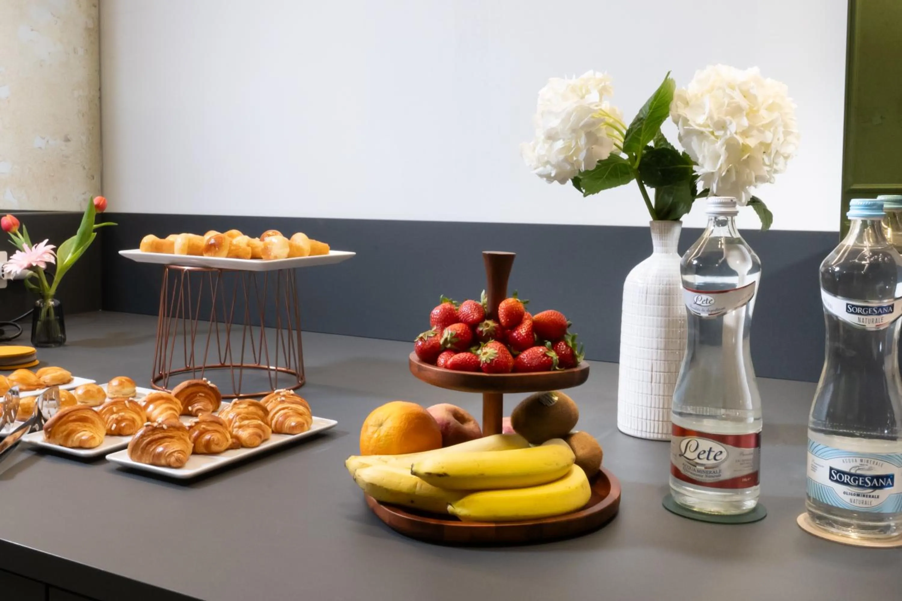 Food and drinks in Casa D Hotel Napoli