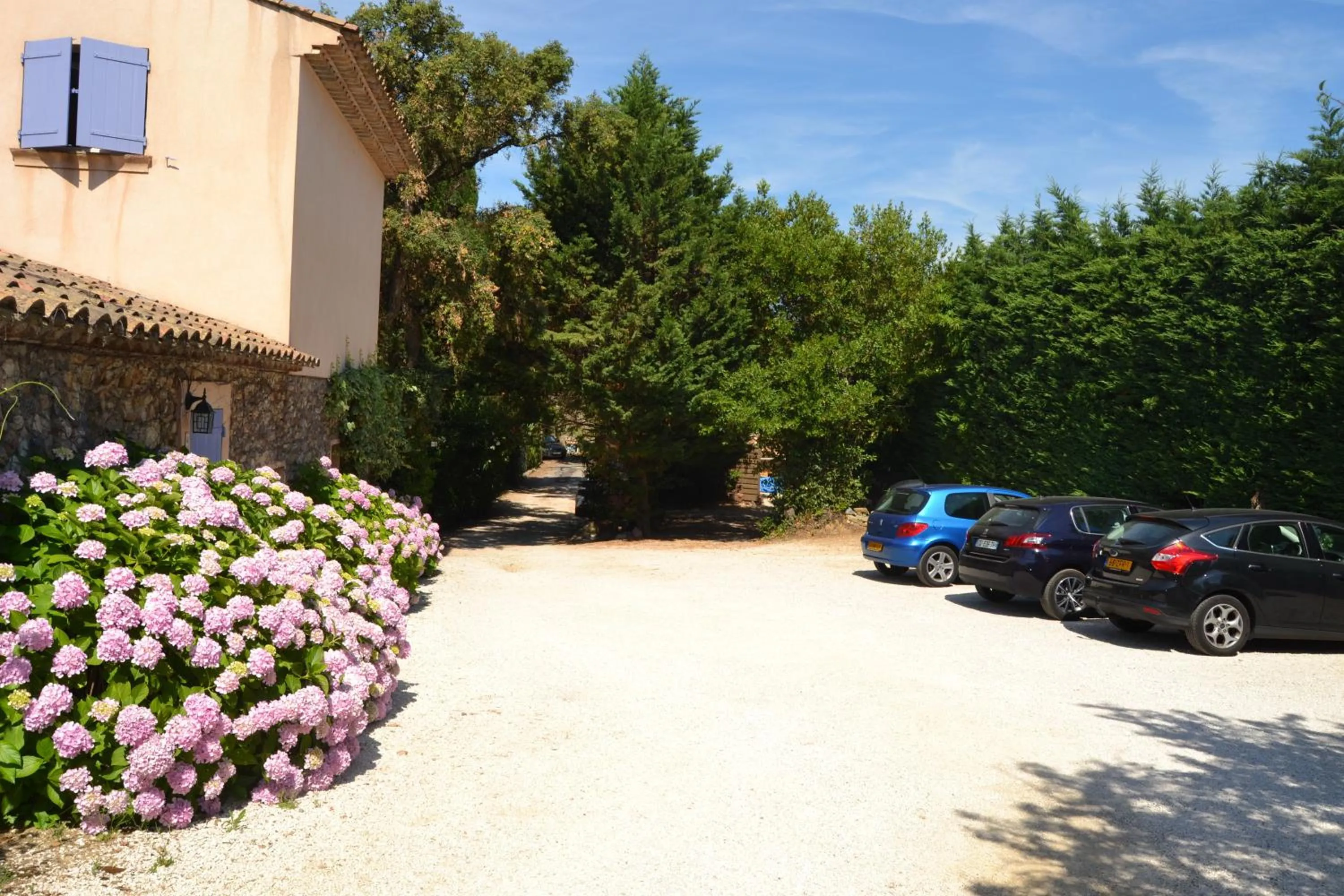 Property building in Le Mazet des Mûres