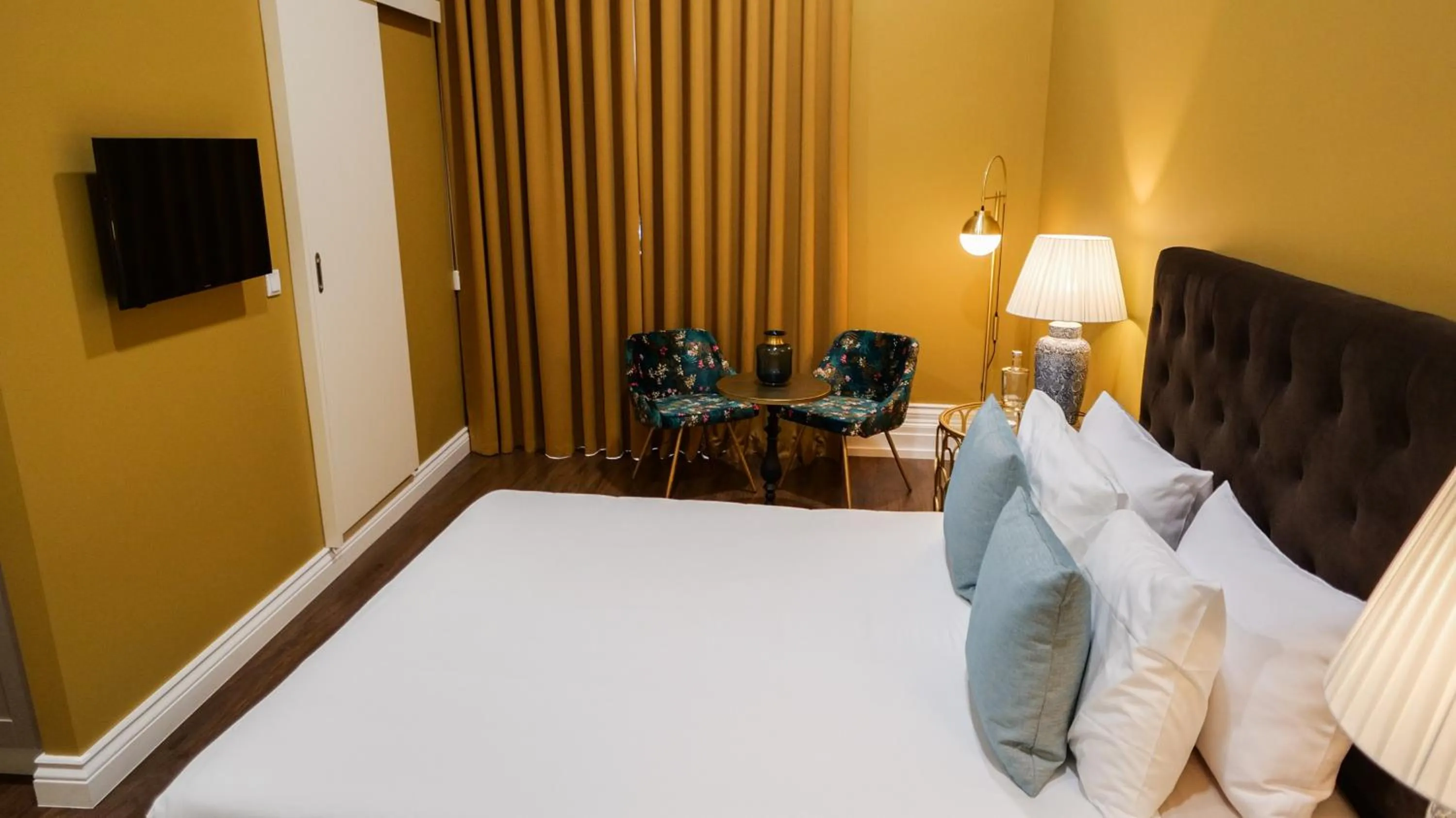 Bedroom, Bed in Charming House - O Mercado