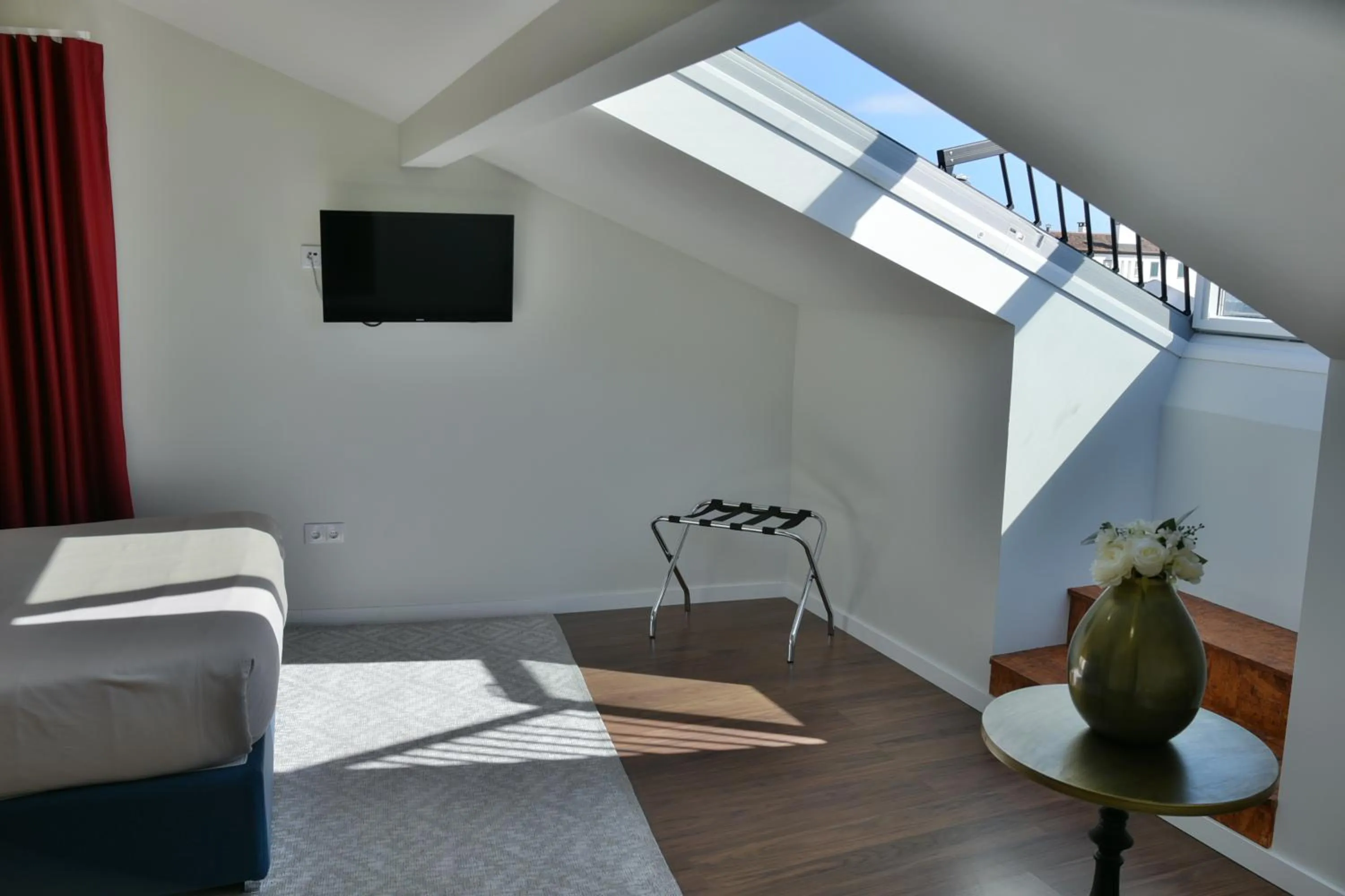 Bedroom, Bed in Charming House - O Mercado