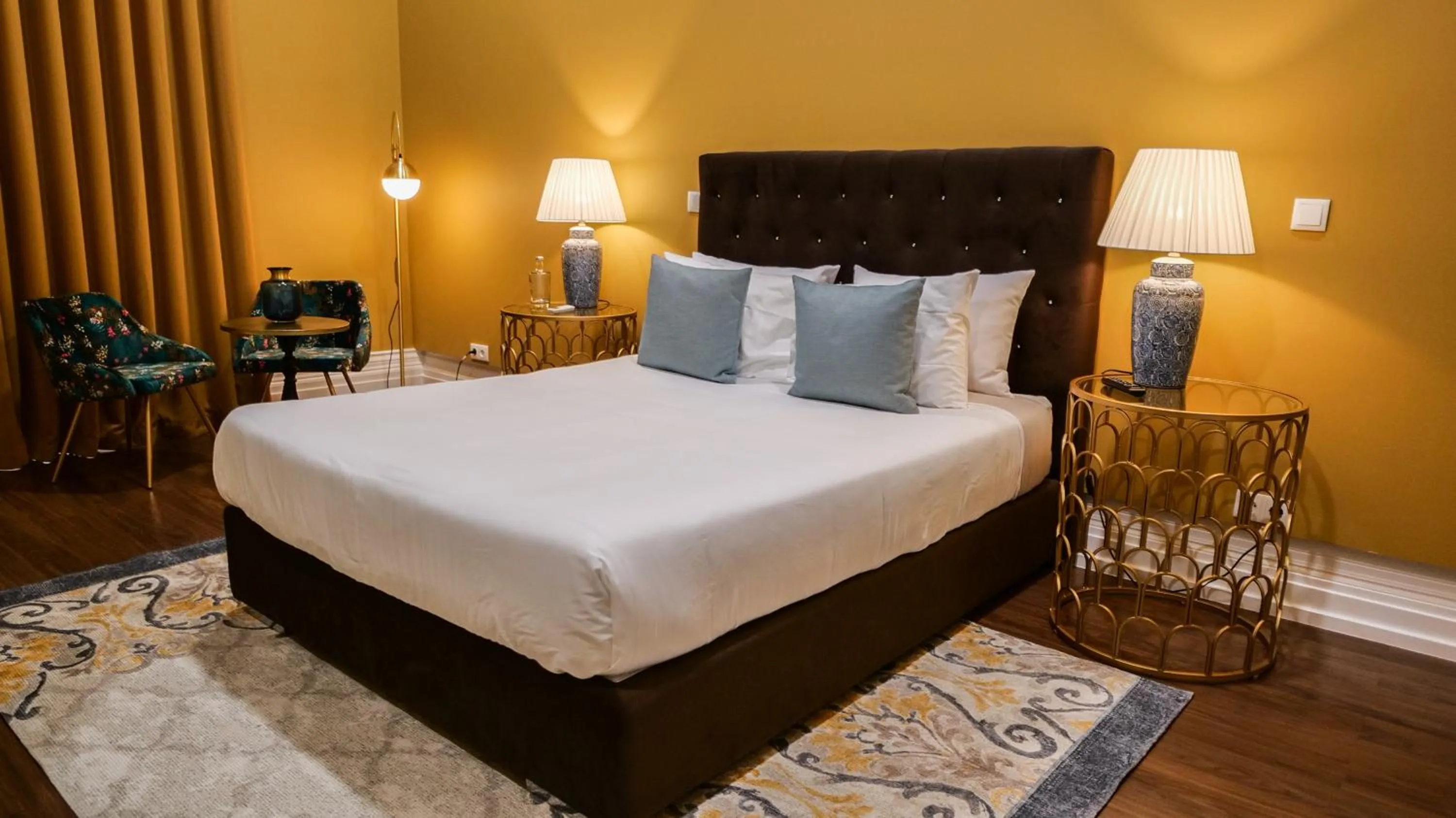 Bedroom, Bed in Charming House - O Mercado