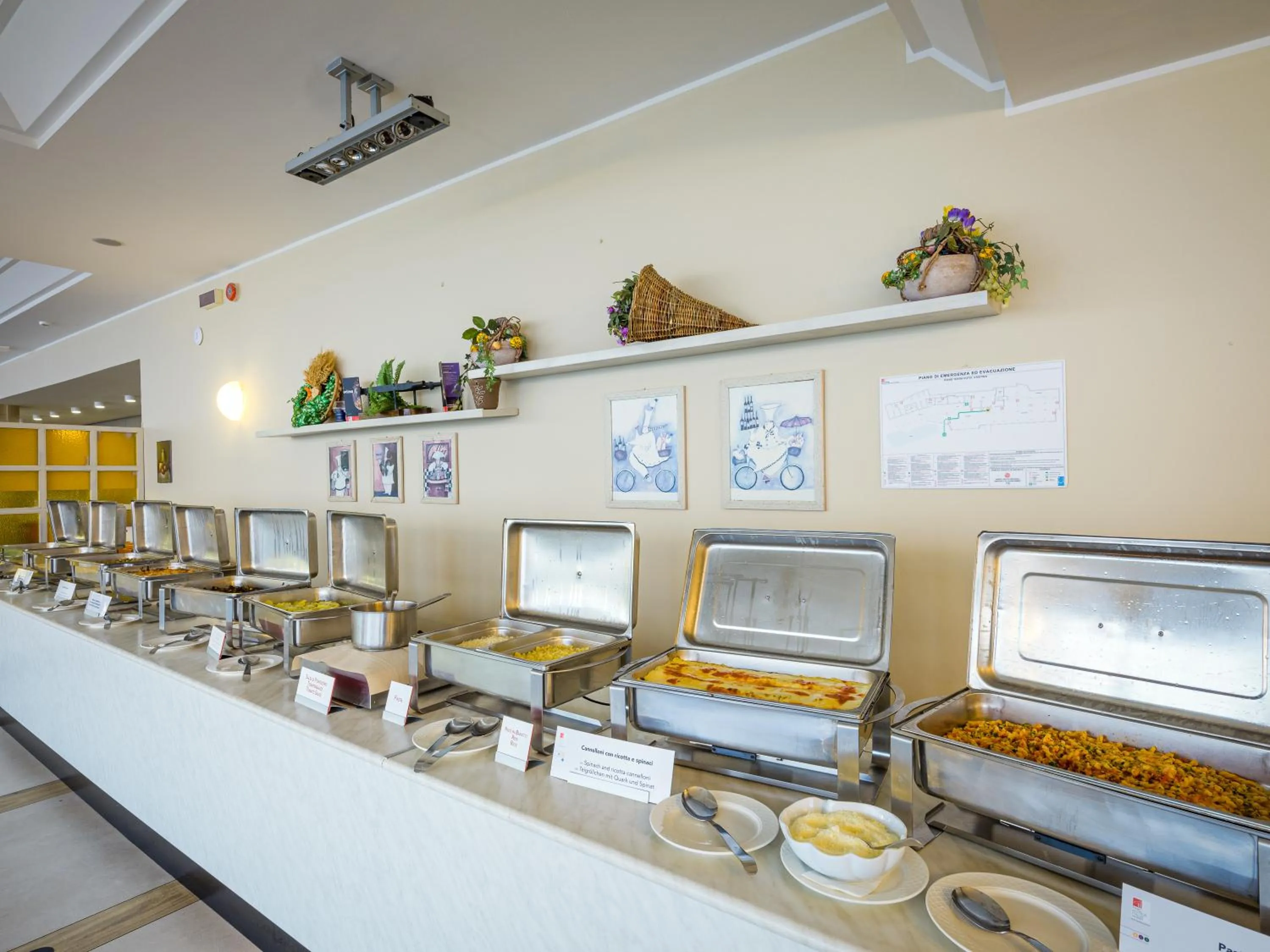 Restaurant/places to eat in Hotel Cristina