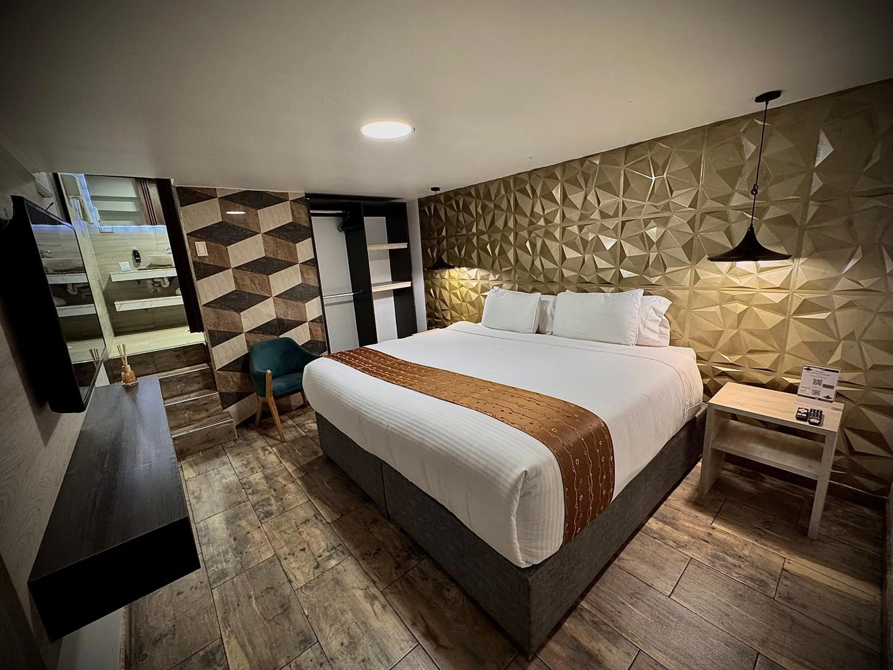 Photo of the whole room, Bed in Hotel American Visa Normandia