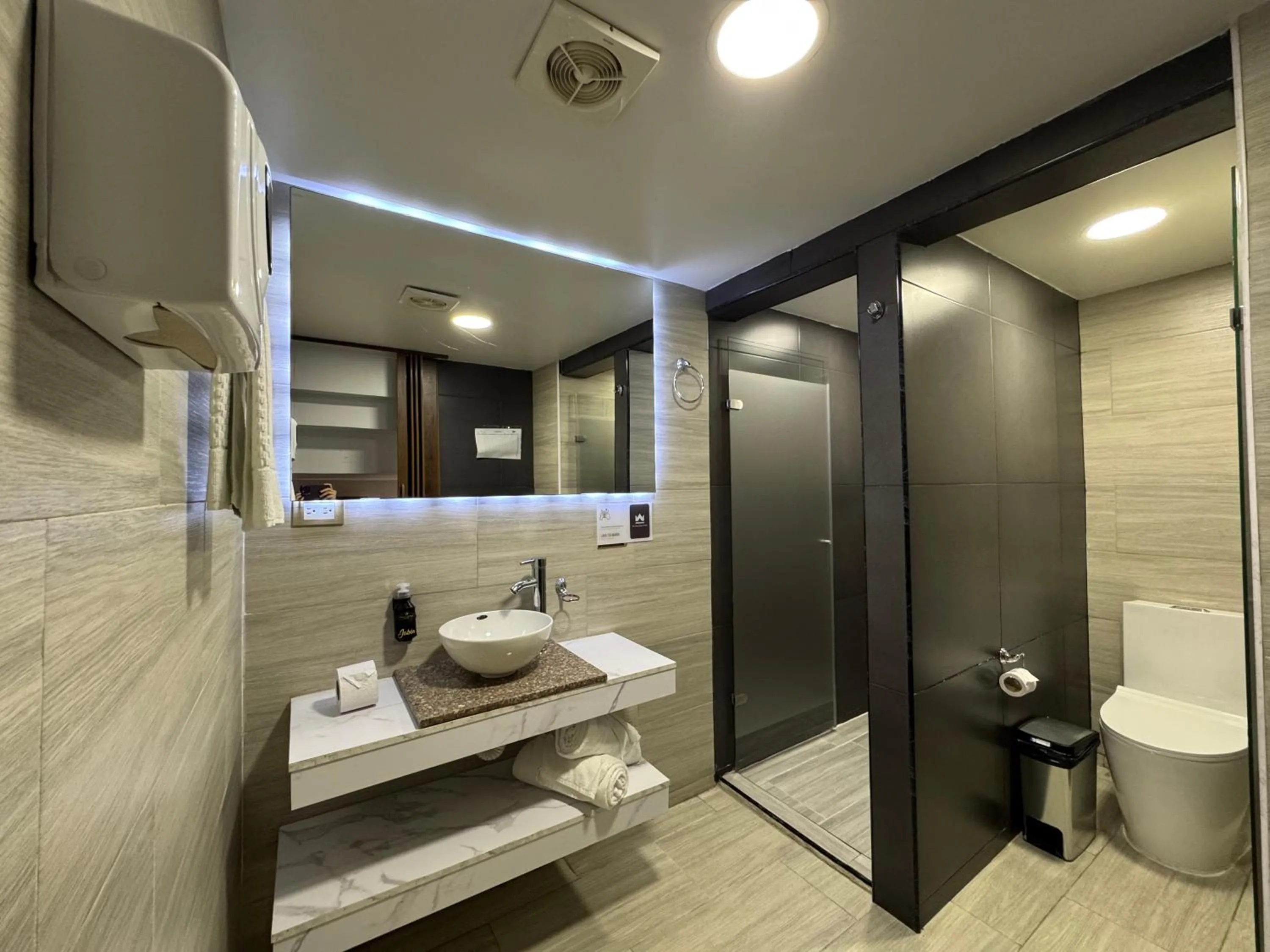 Bathroom in Hotel American Visa Normandia