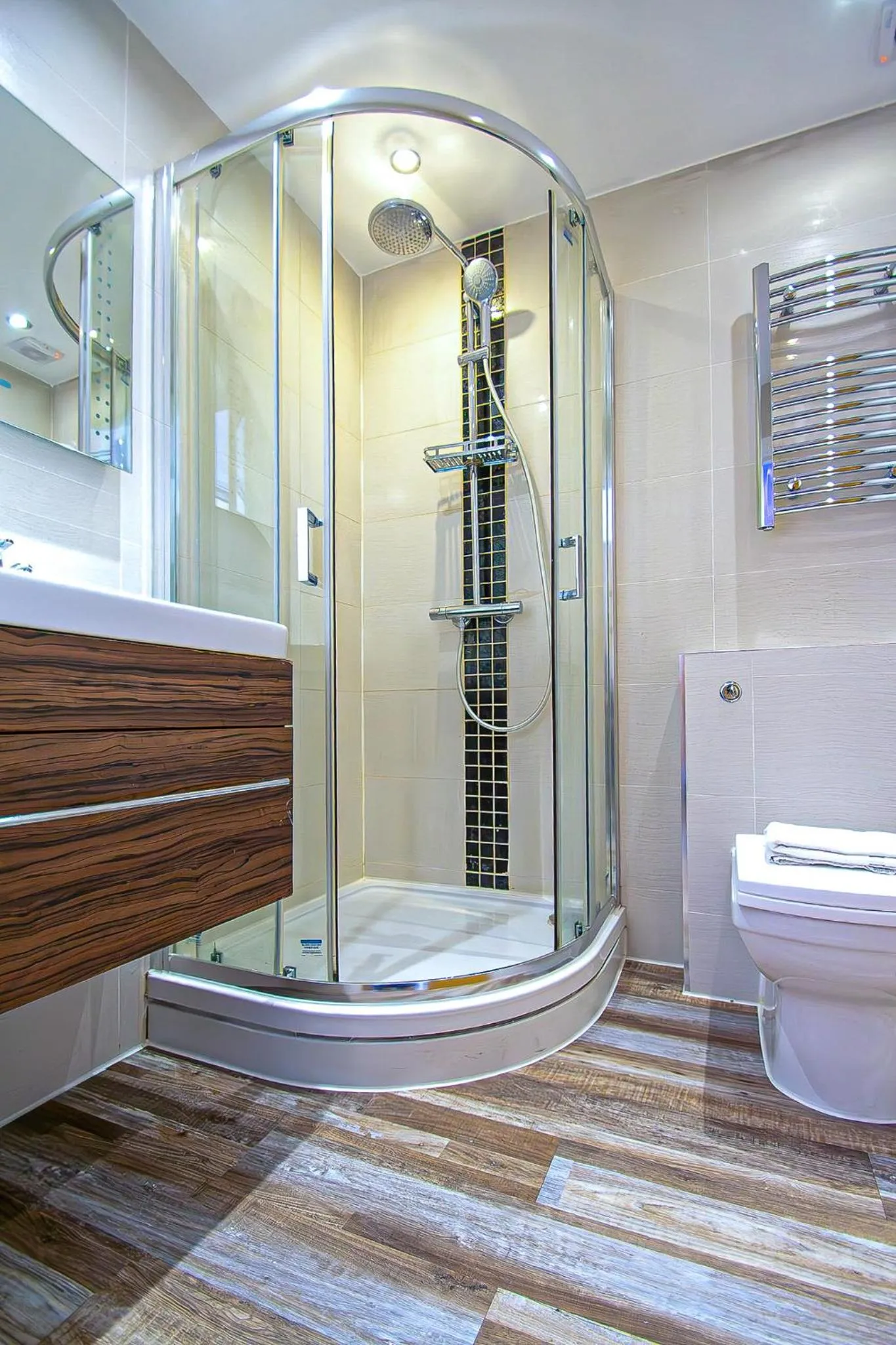 Shower in Imperial Court Studios