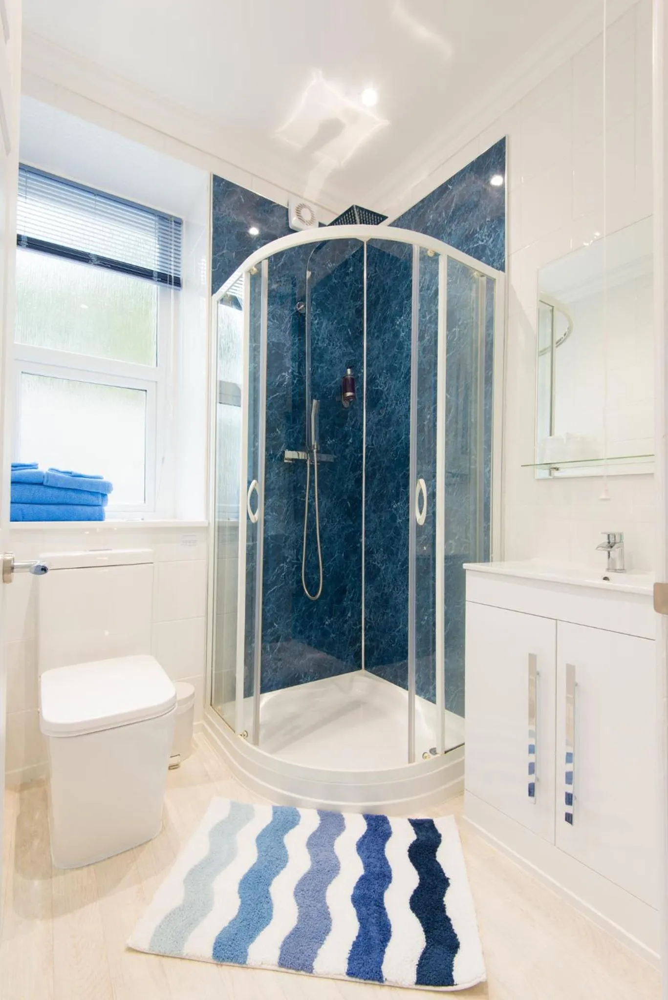 Shower in Gwesty Gadlys Hotel