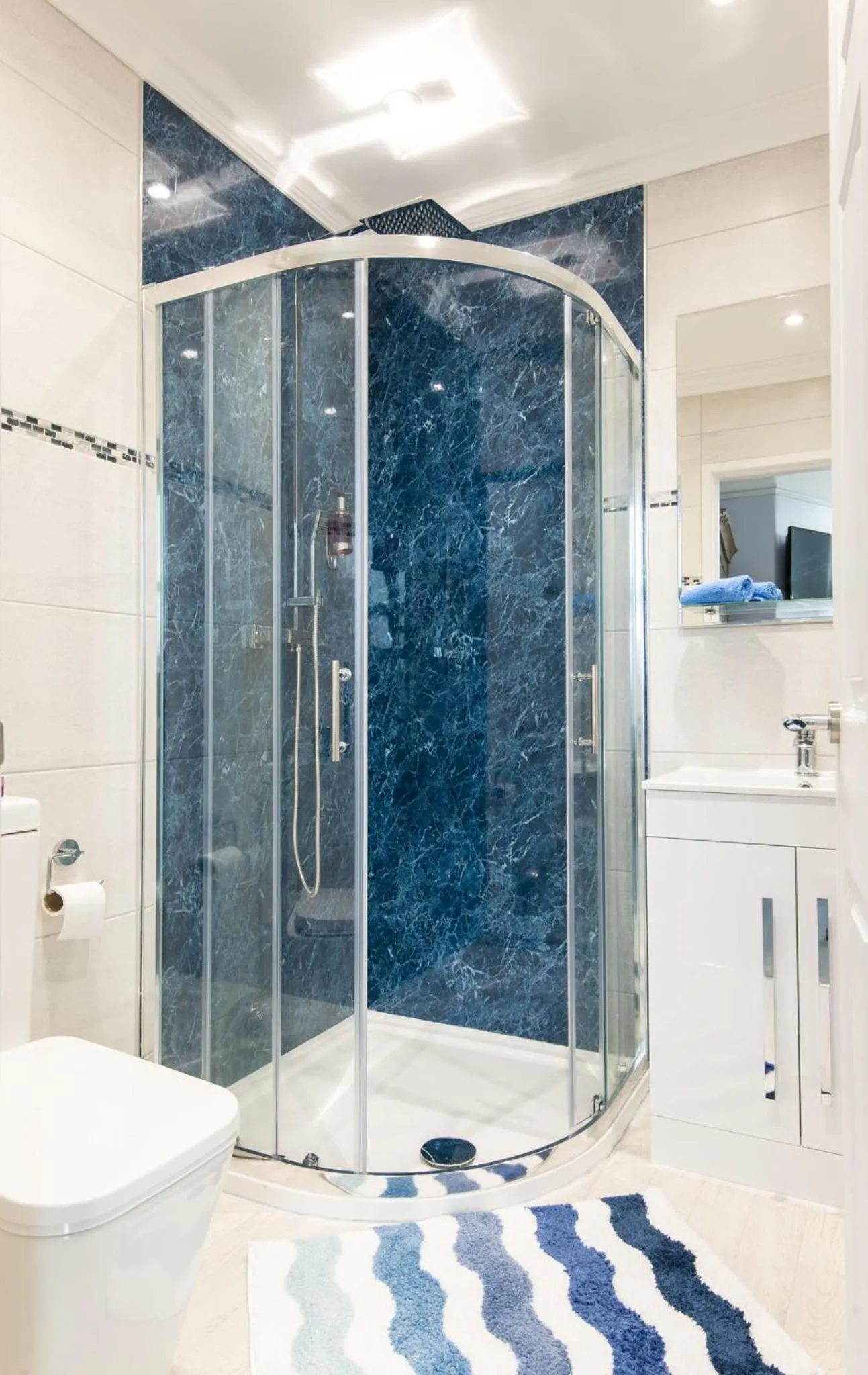 Shower in Gwesty Gadlys Hotel