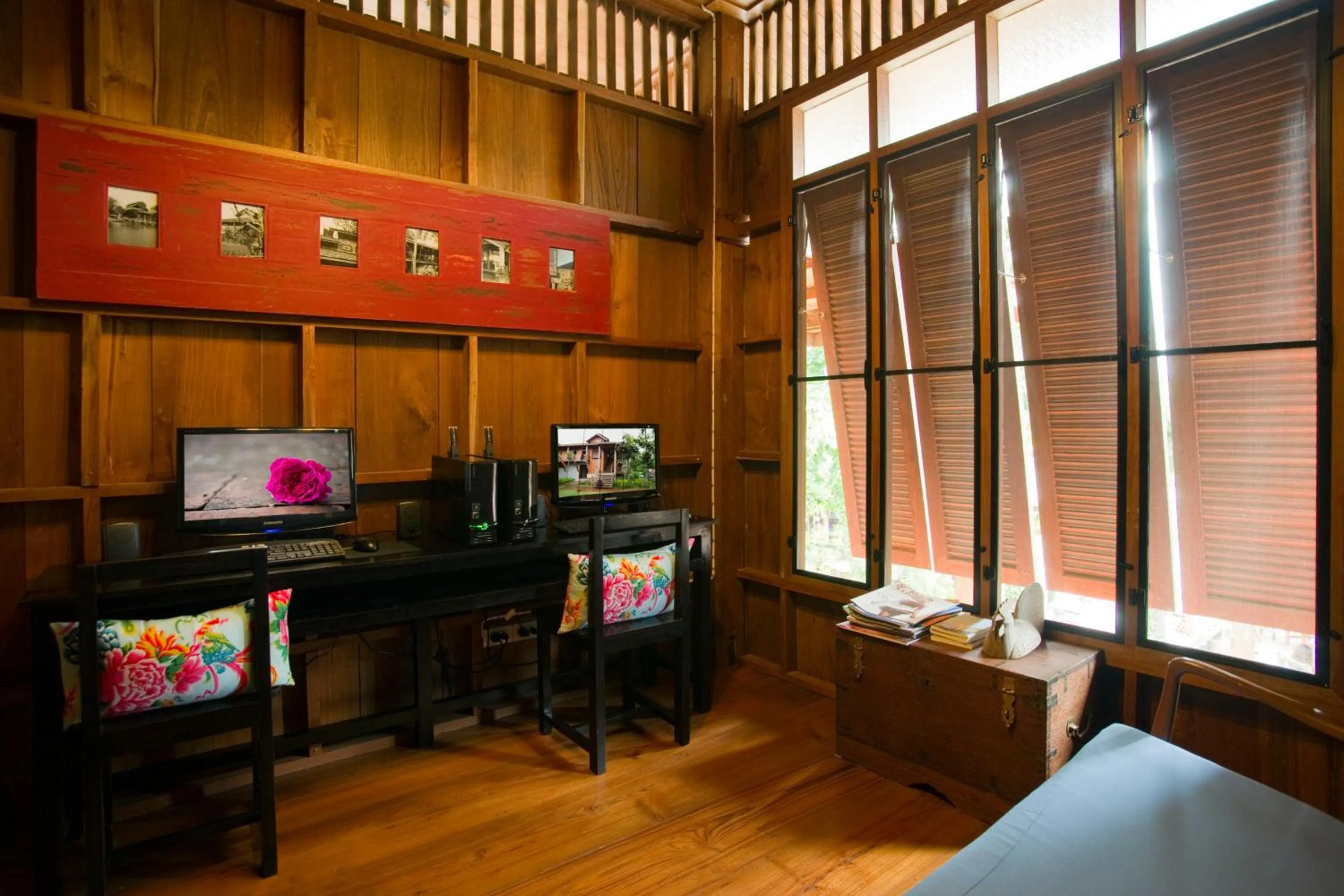 Seating area in Hotel des Artists Rose of Pai