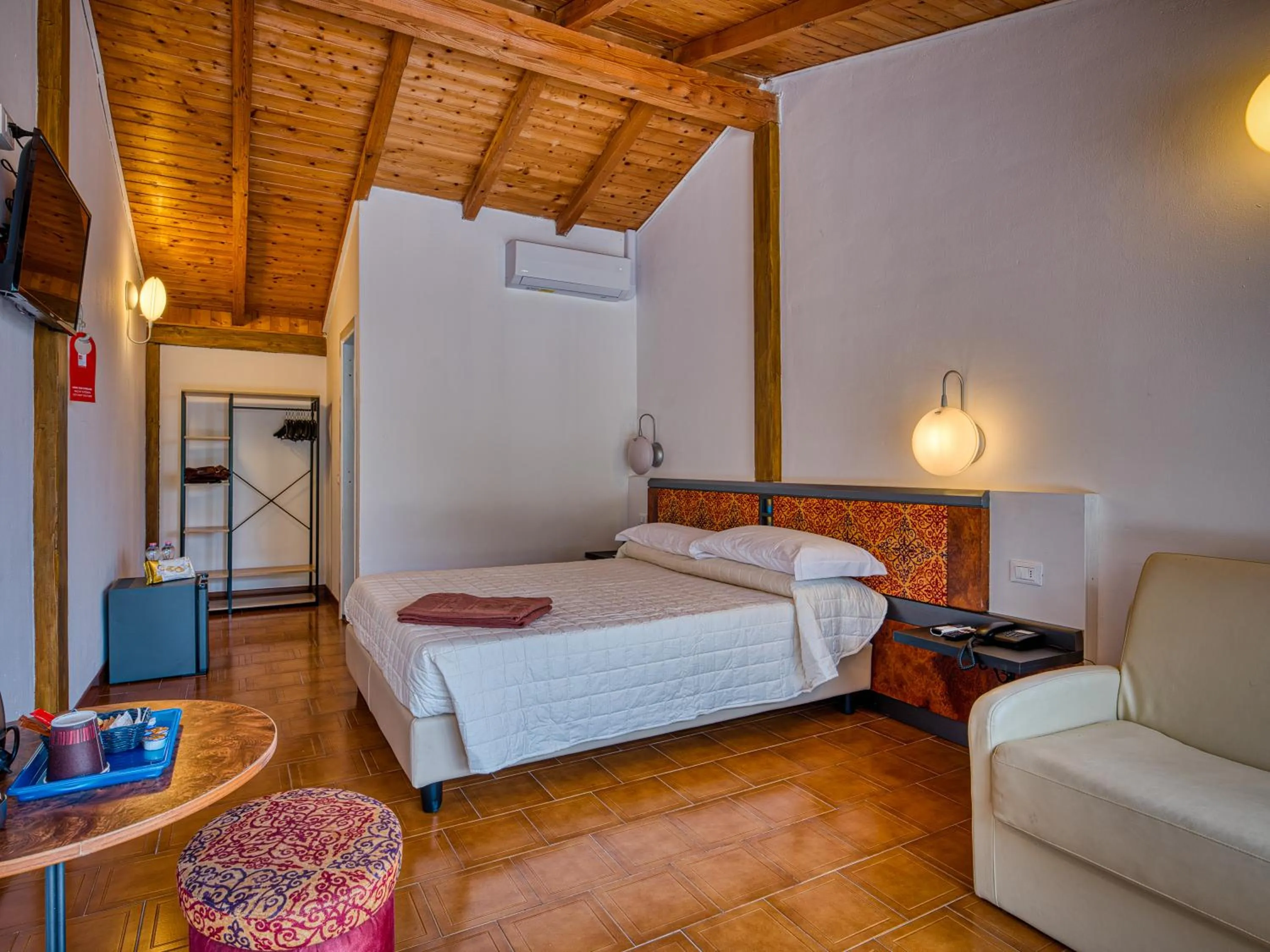 Bedroom, Bed in Hotel Leonardo Da Vinci