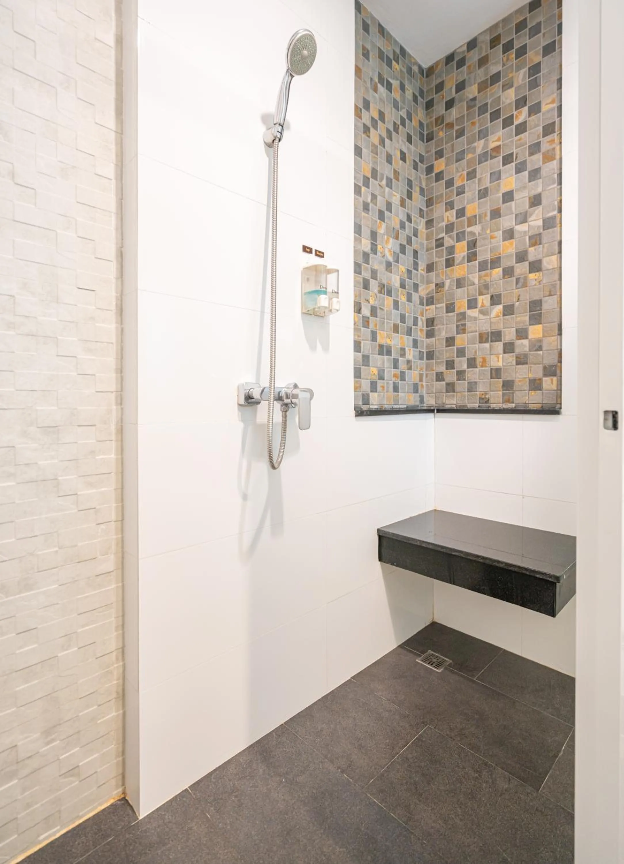 Bathroom in Lani Chiang Mai Hotel