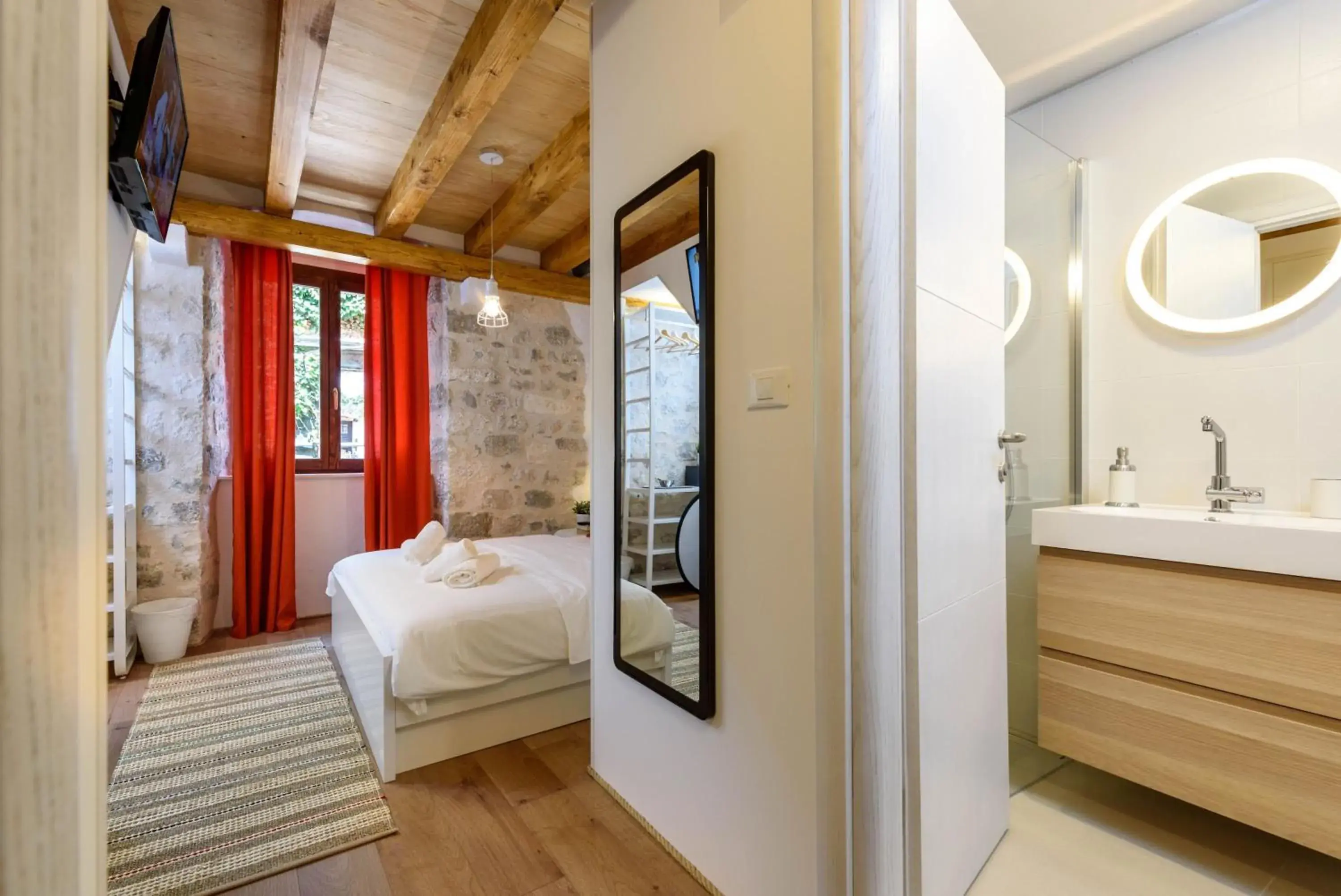 Double Room in Apartments & Rooms Tiramola - Old Town Double Room in Apartments & Rooms Tiramola - Old Town