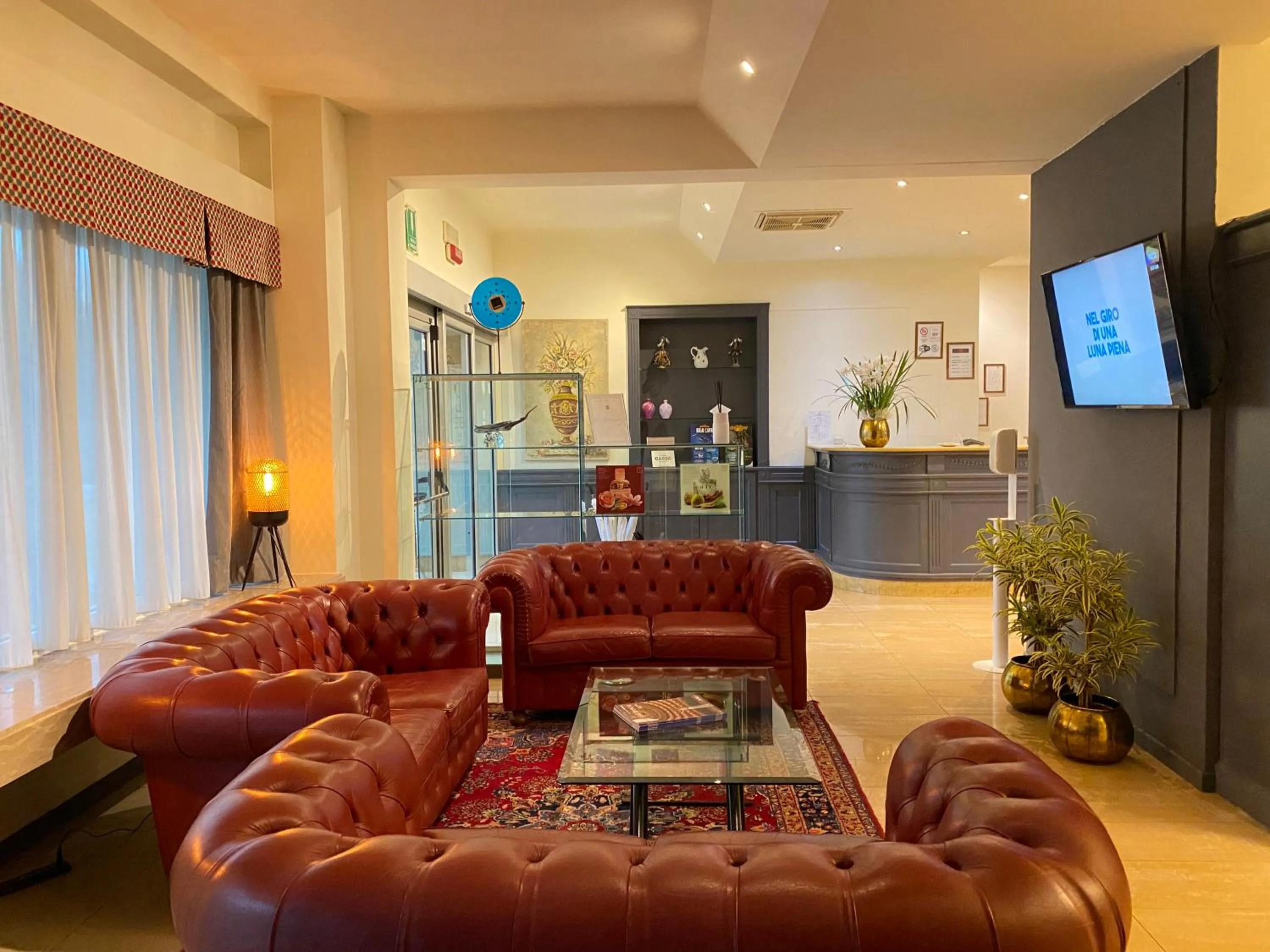 Communal lounge/ TV room in Hotel Estée