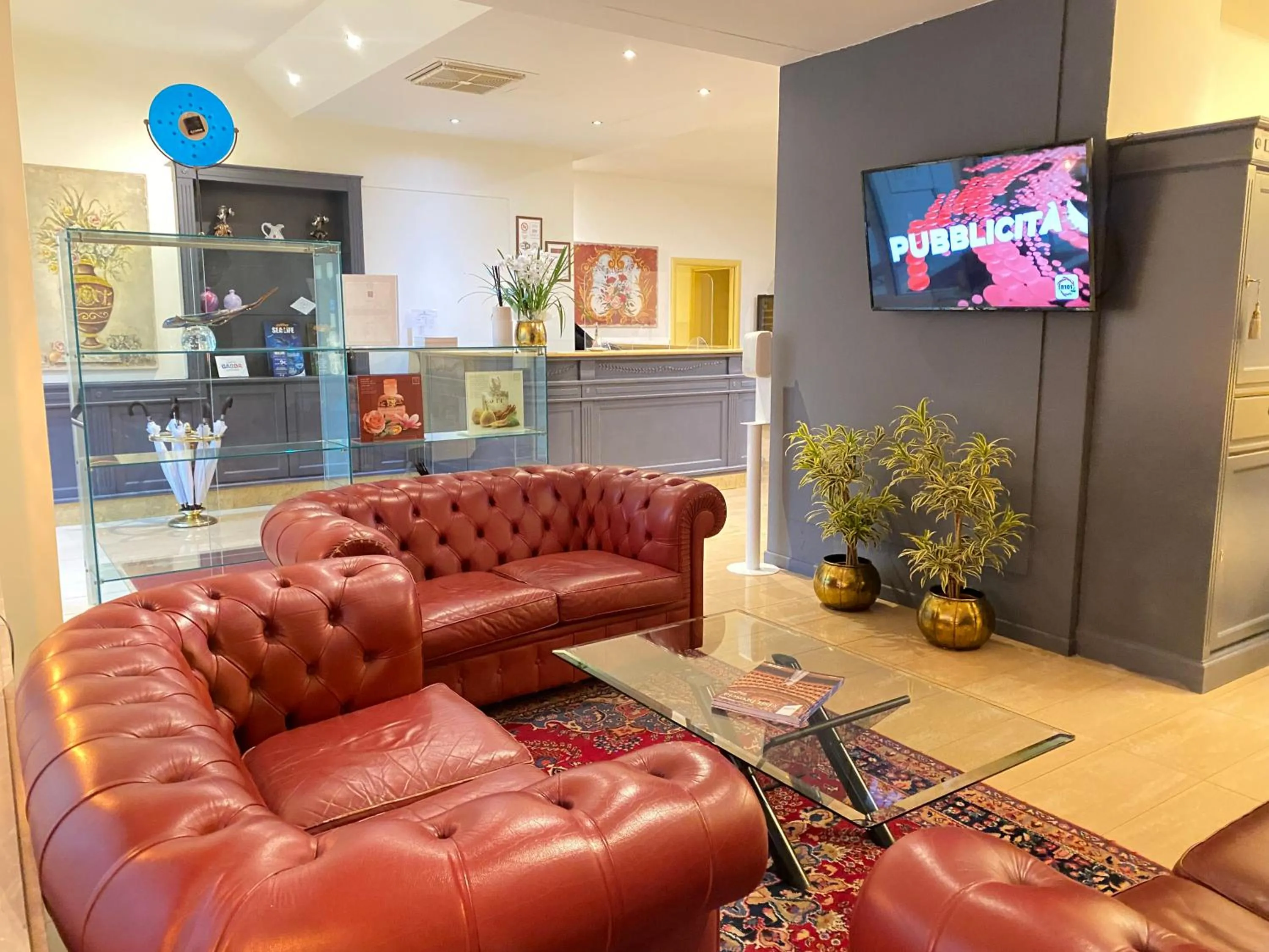 Communal lounge/ TV room in Hotel Estée