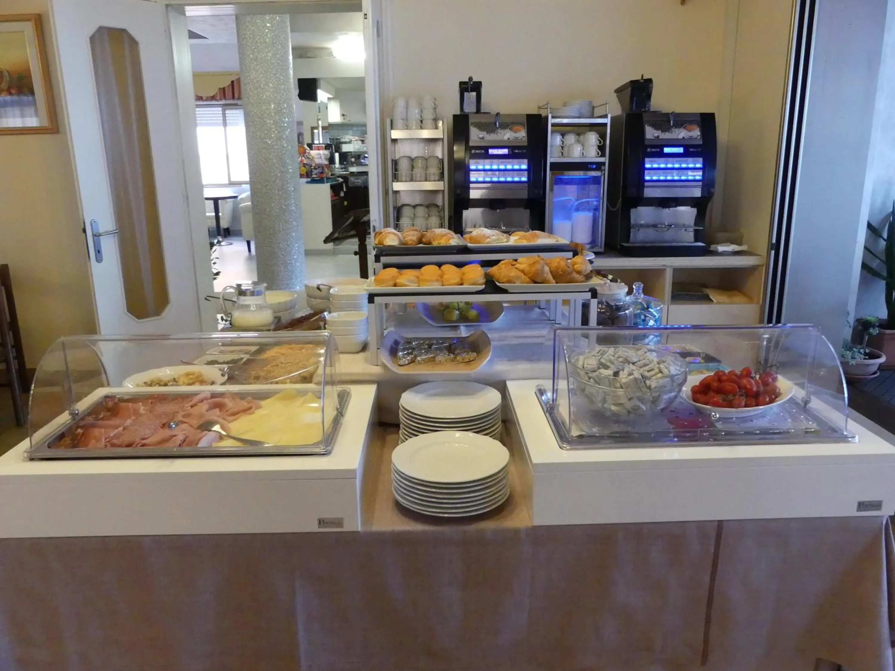 Restaurant/places to eat in Hotel Madison