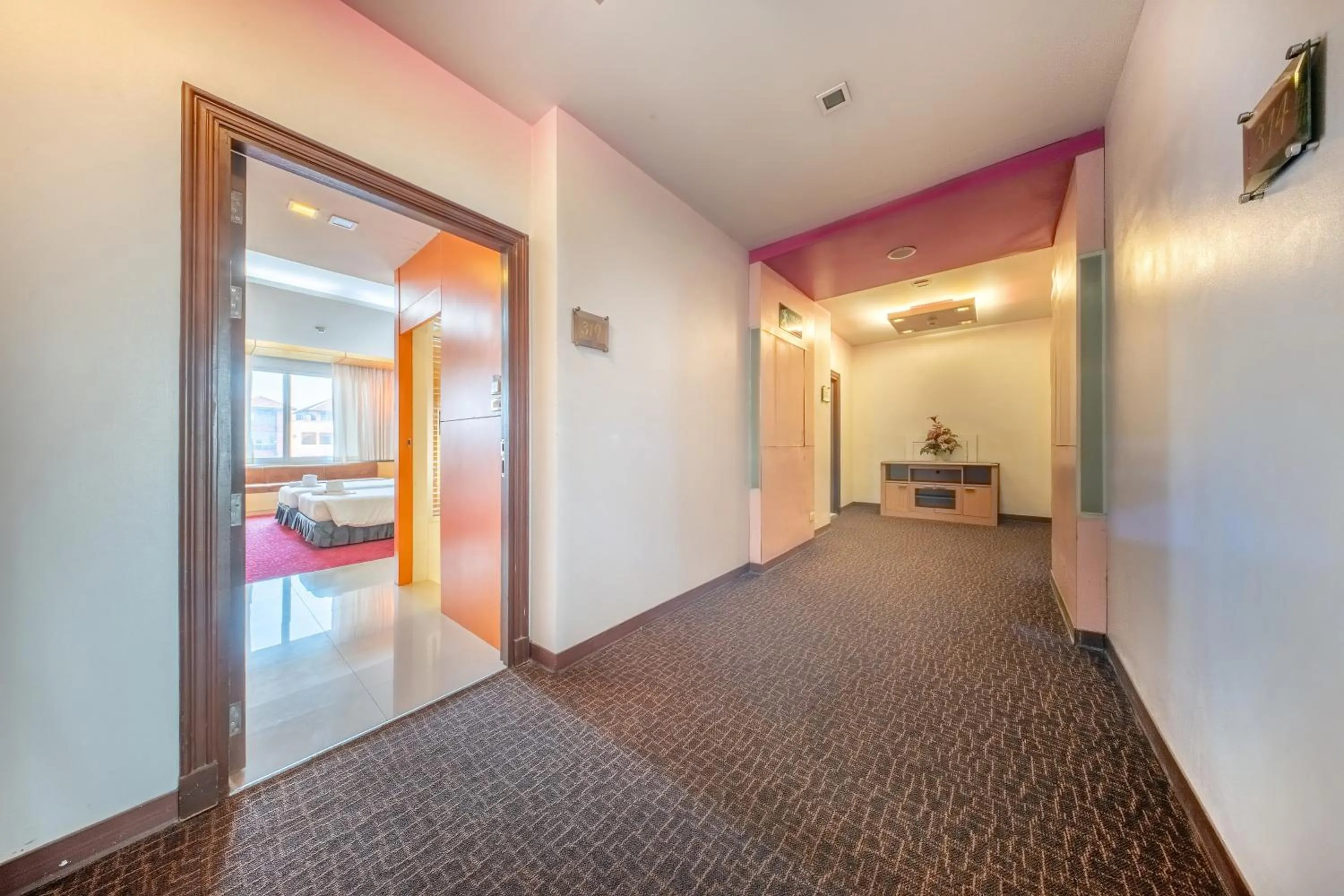 Photo of the whole room, Bed in SHIN Hotel V-ONE Korat