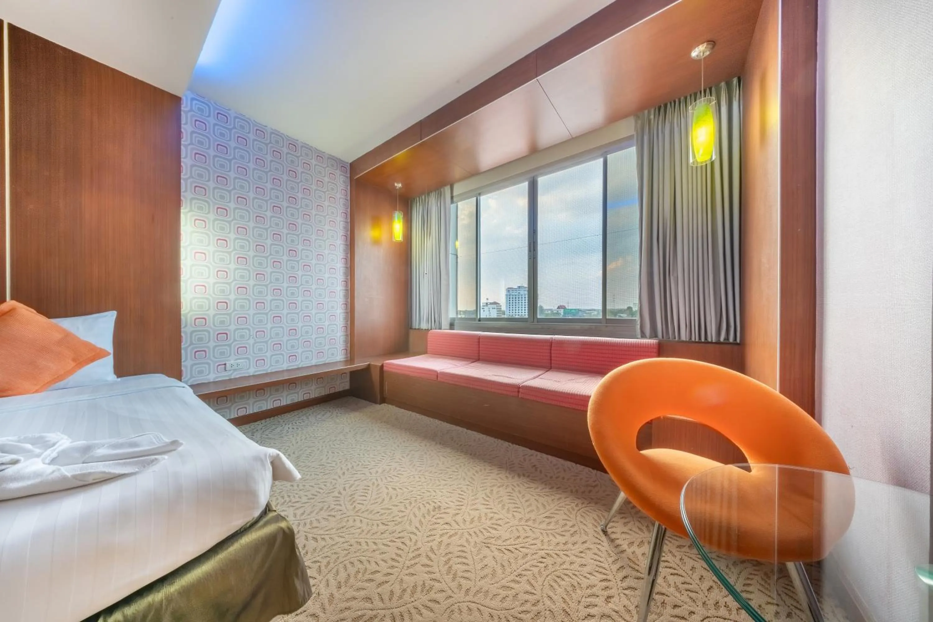 Photo of the whole room, Bed in SHIN Hotel V-ONE Korat