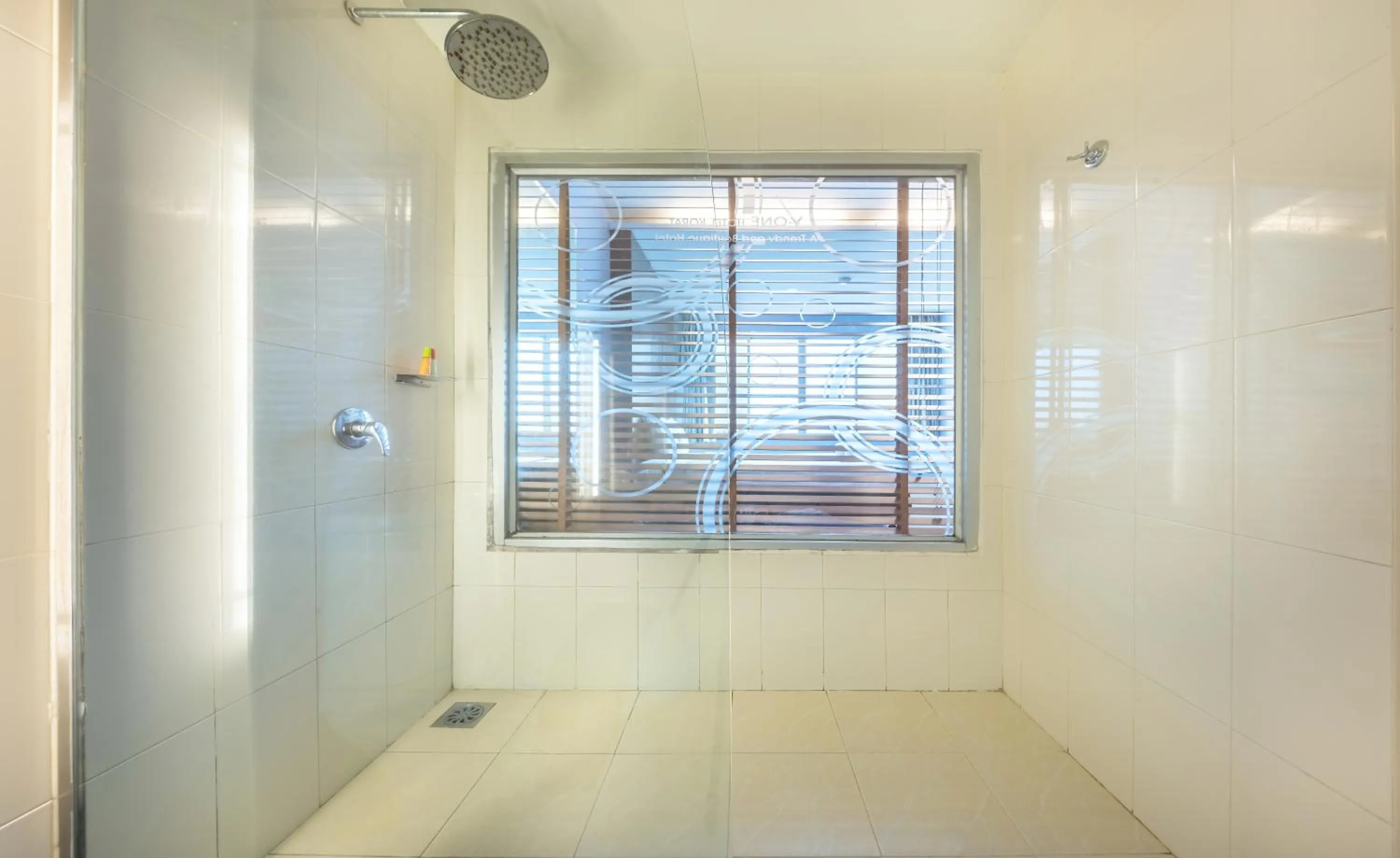 Shower in SHIN Hotel V-ONE Korat