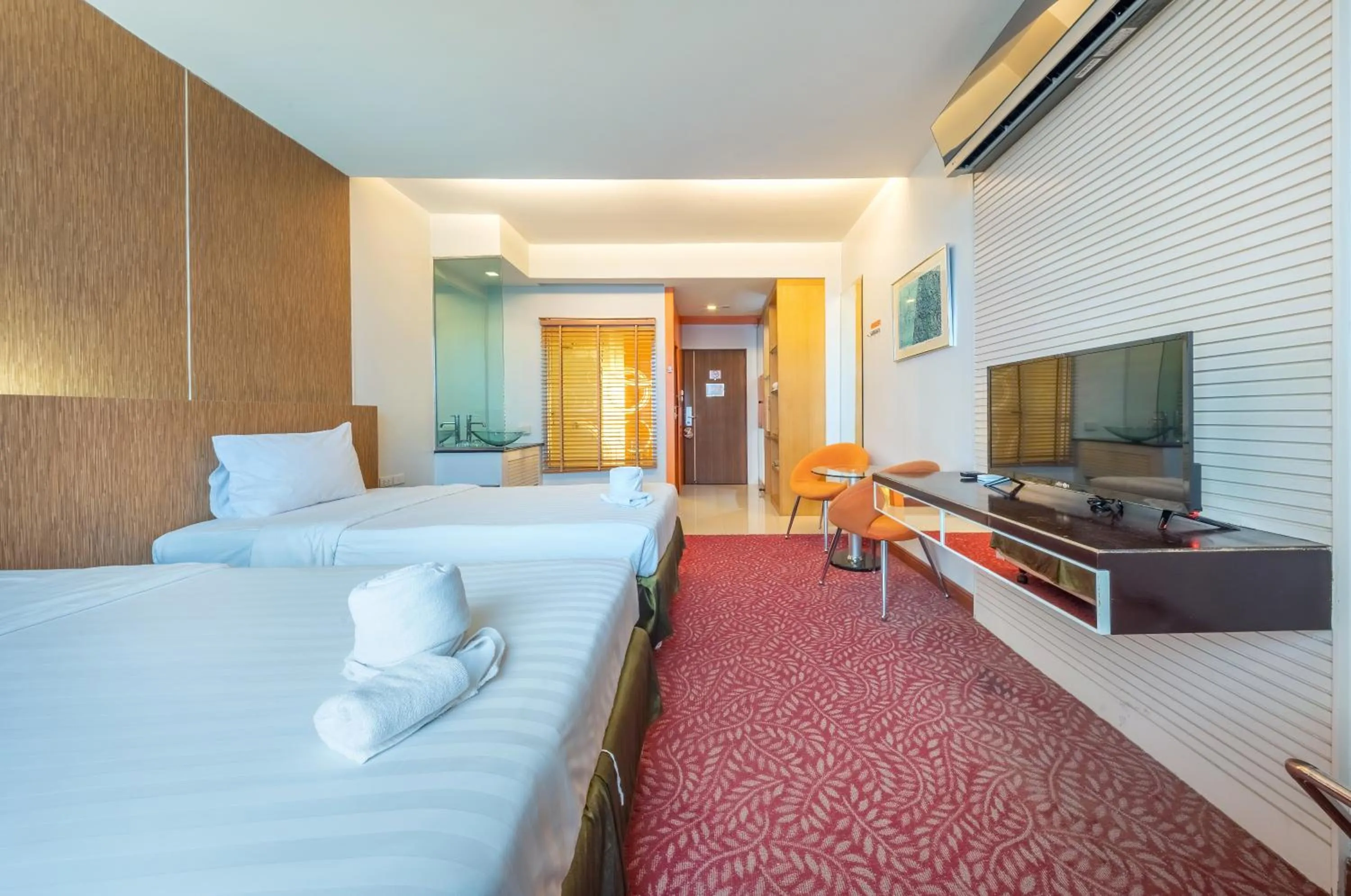 Photo of the whole room, Bed in SHIN Hotel V-ONE Korat