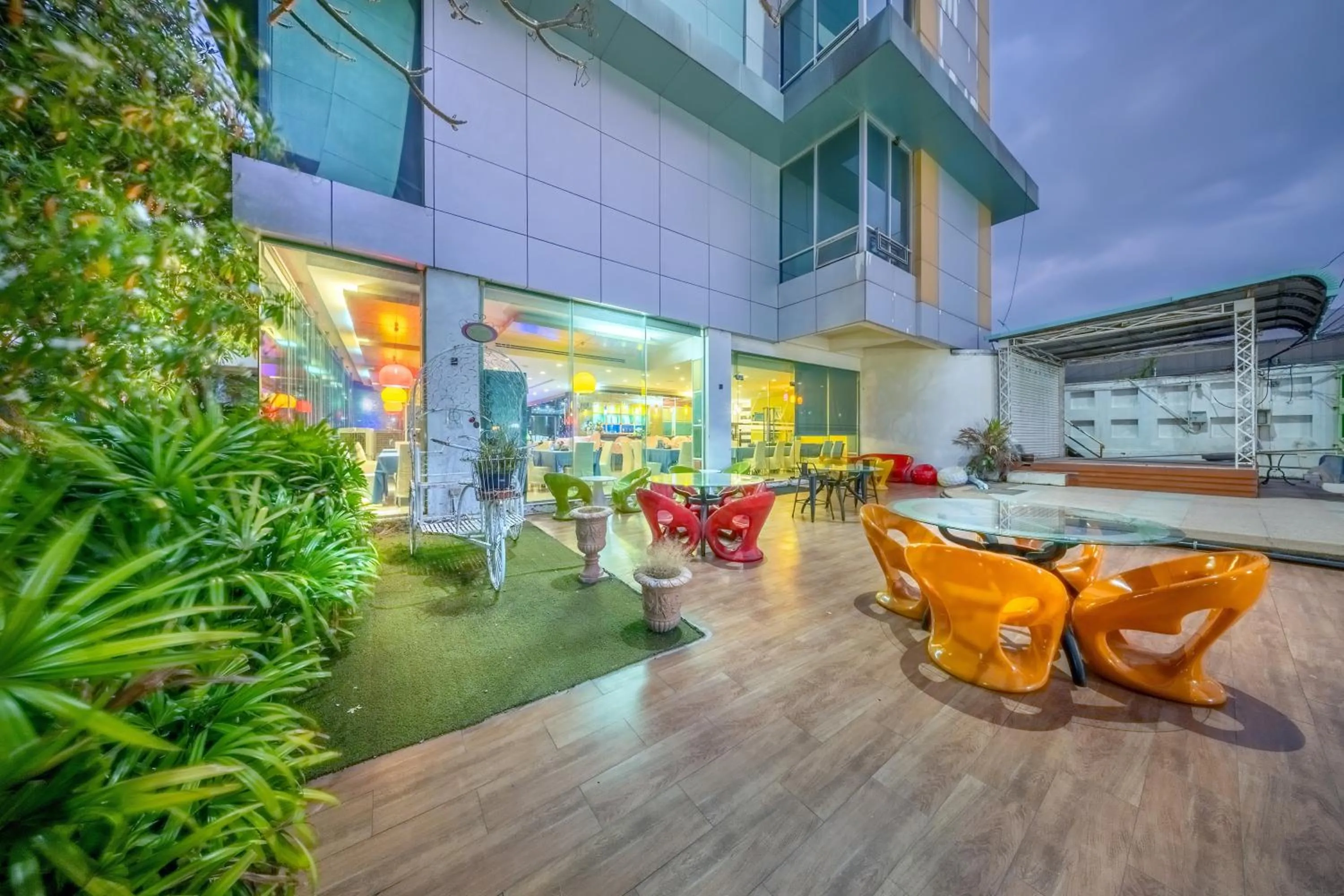 Seating area in SHIN Hotel V-ONE Korat