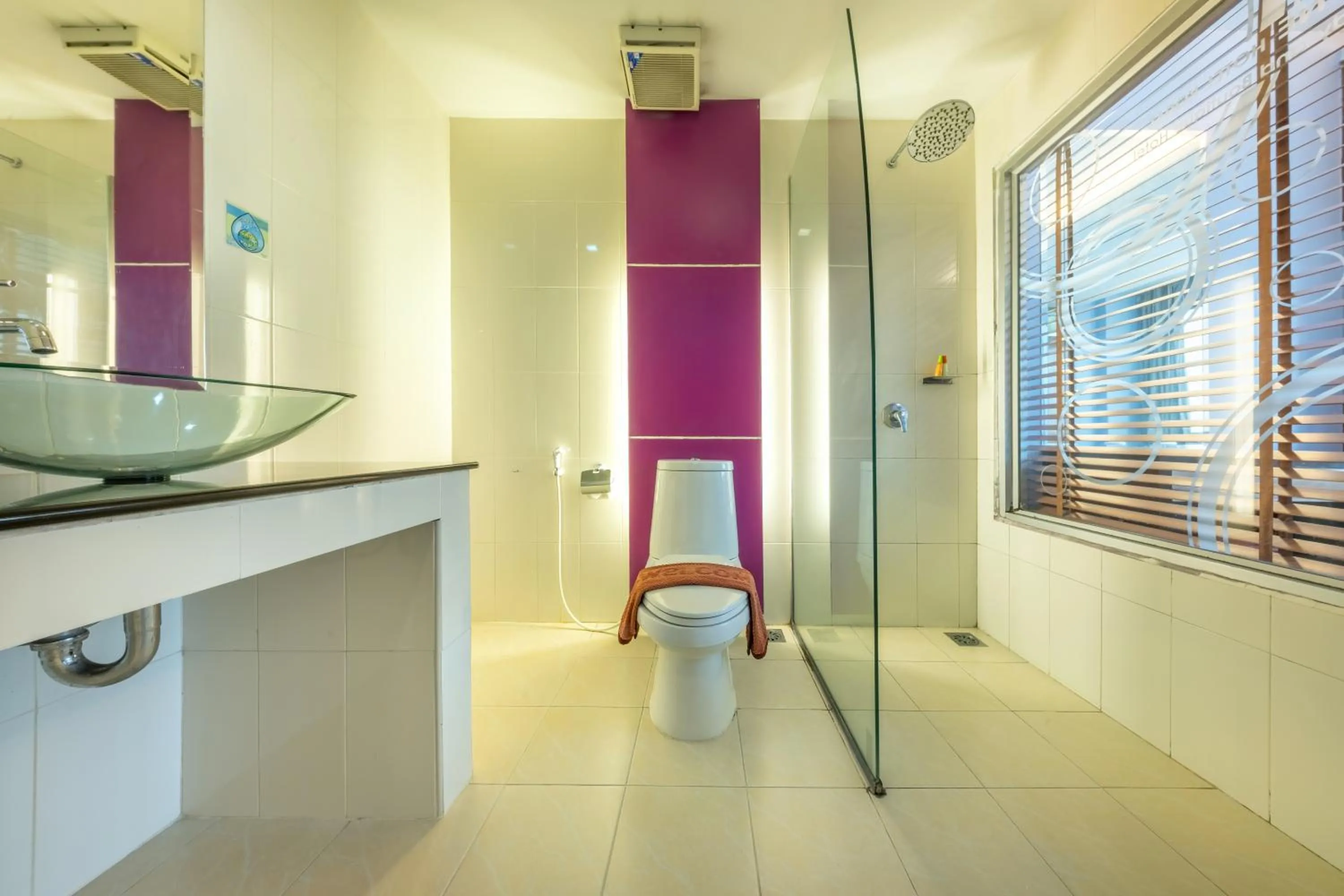 Shower in SHIN Hotel V-ONE Korat