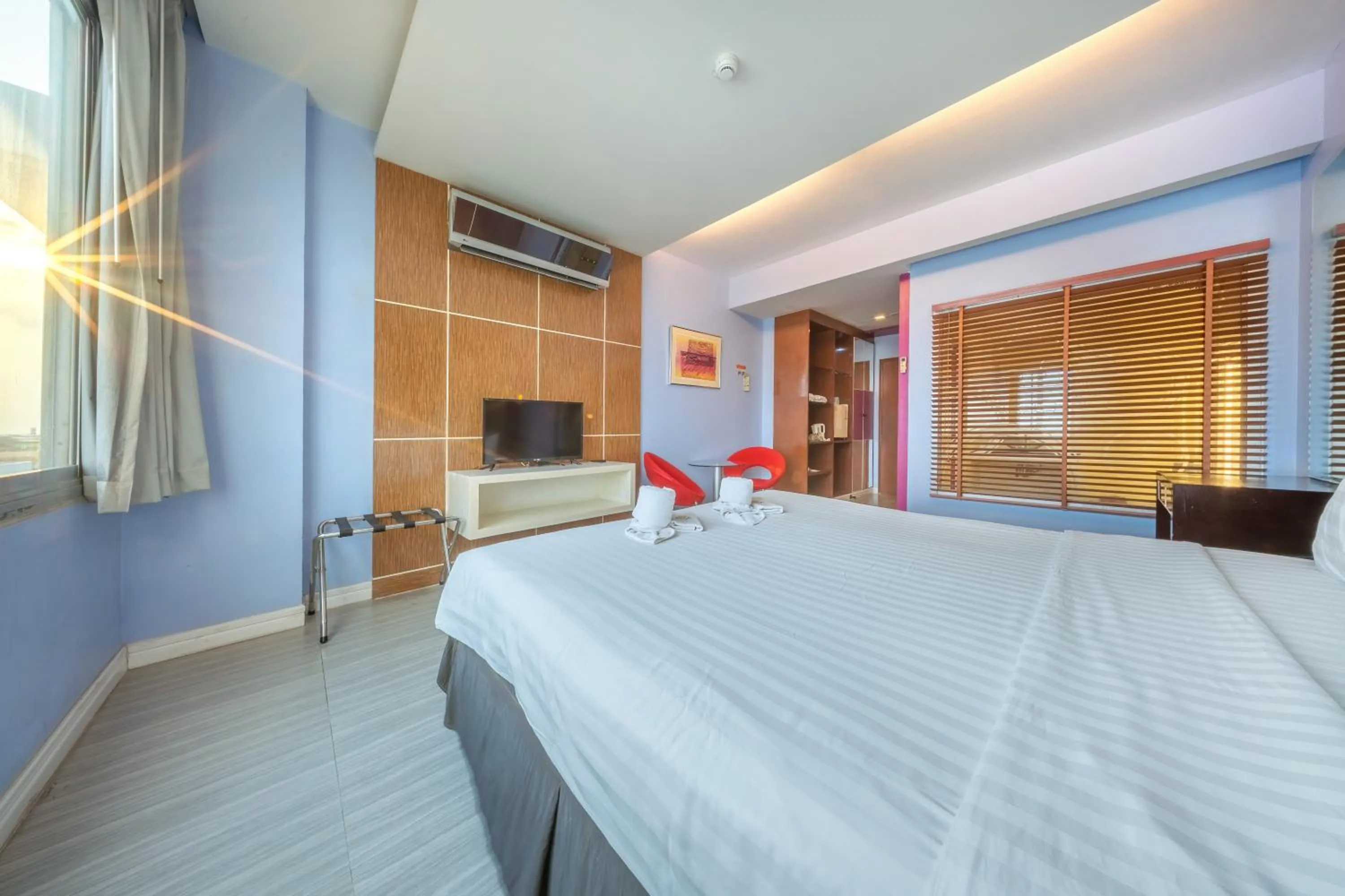 Photo of the whole room, Bed in SHIN Hotel V-ONE Korat