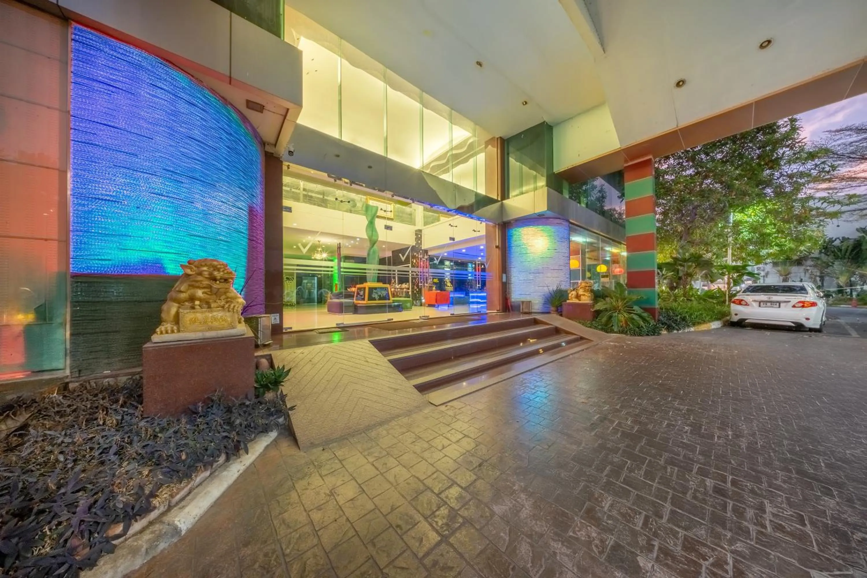 Parking in SHIN Hotel V-ONE Korat