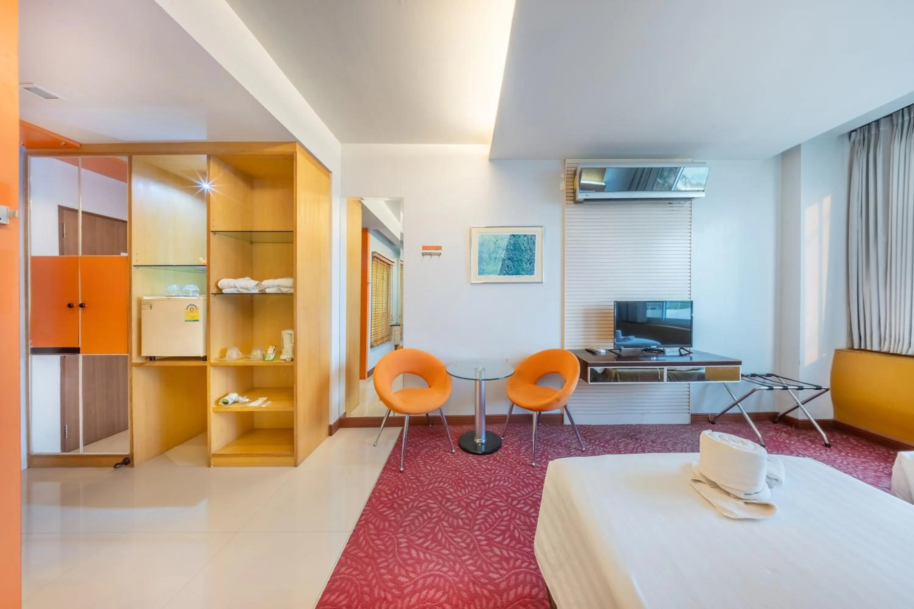 Photo of the whole room, Bed in SHIN Hotel V-ONE Korat