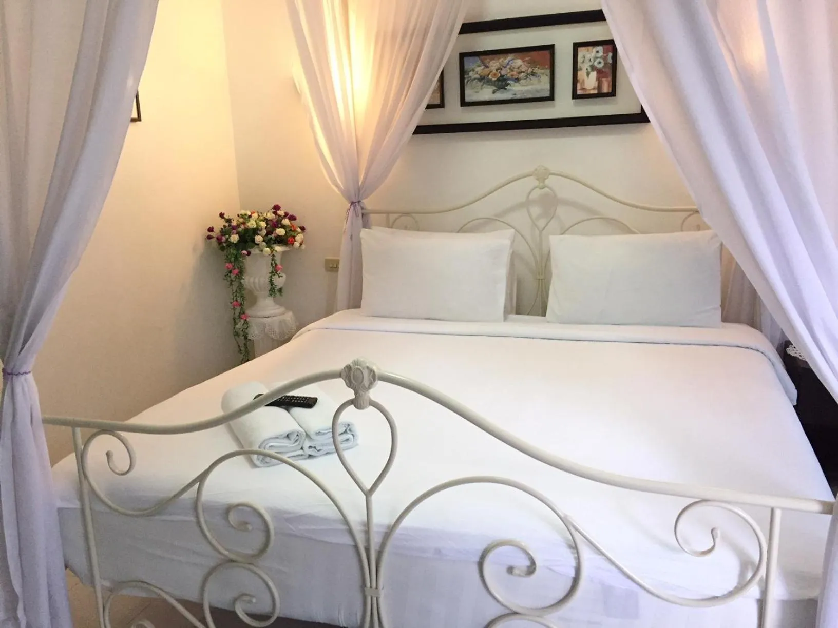 Photo of the whole room, Bed in White Elephant Resort