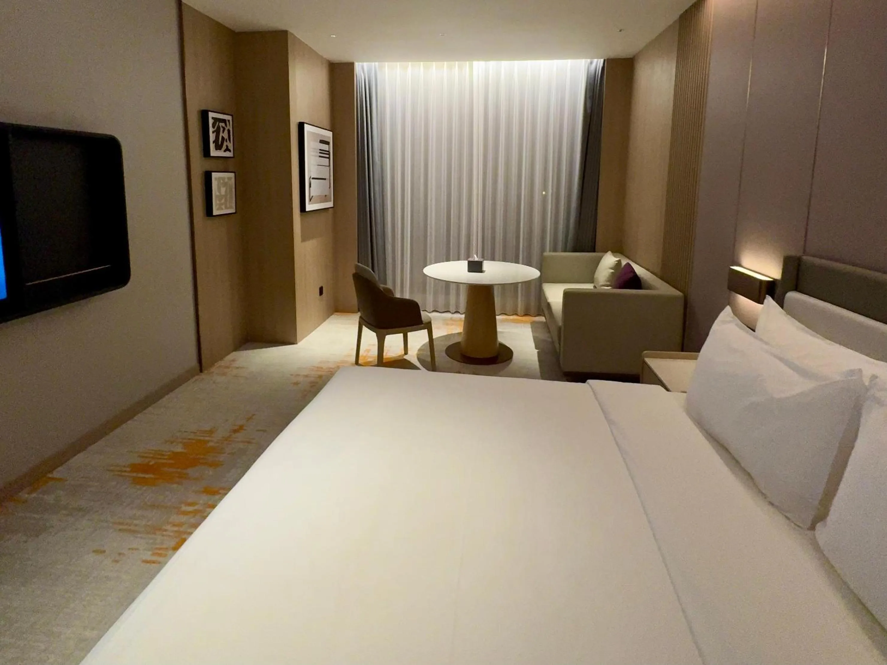 Photo of the whole room, Bed in Elong Hotel Jakarta PIK