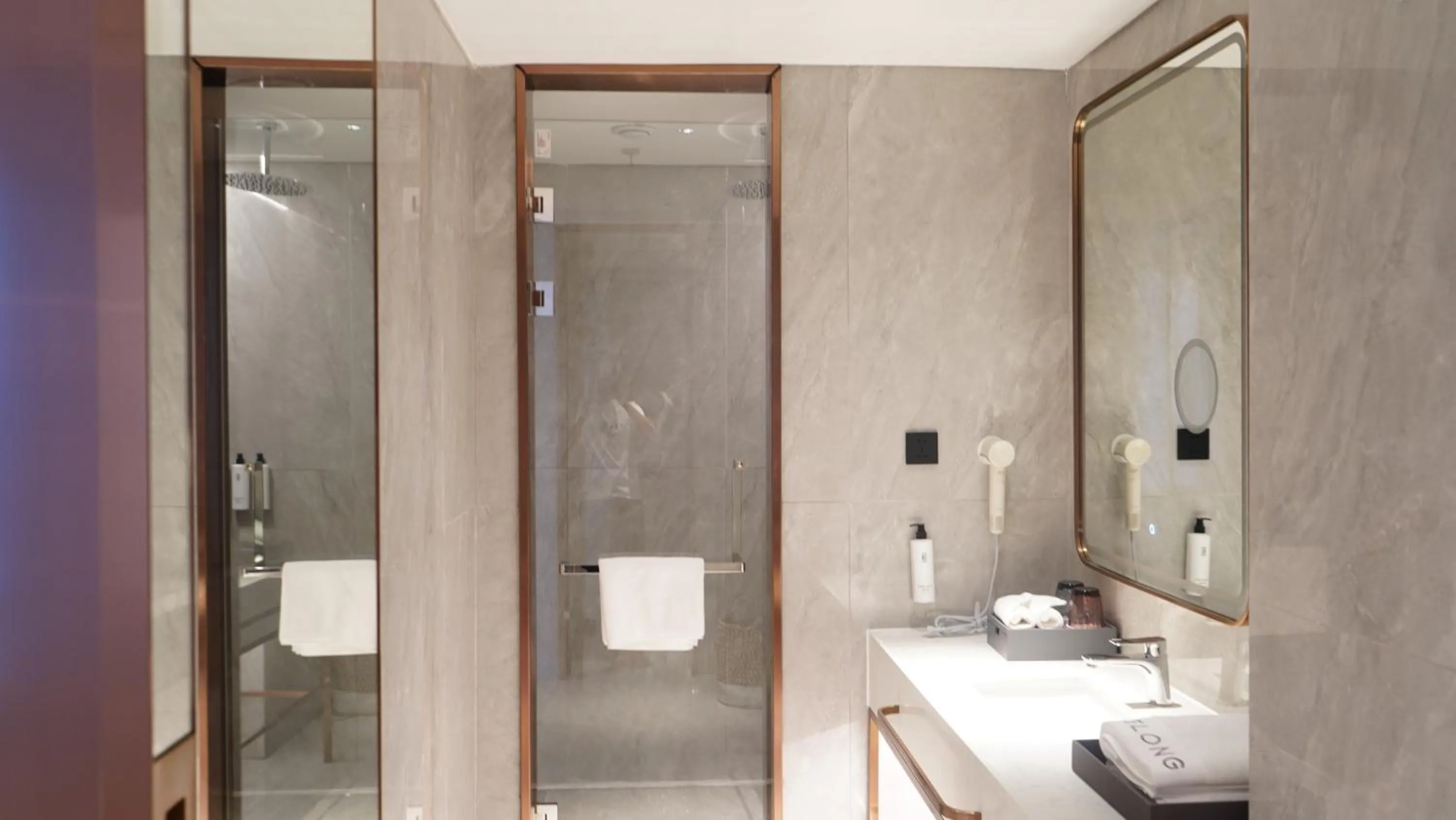 Bathroom in Elong Hotel Jakarta PIK