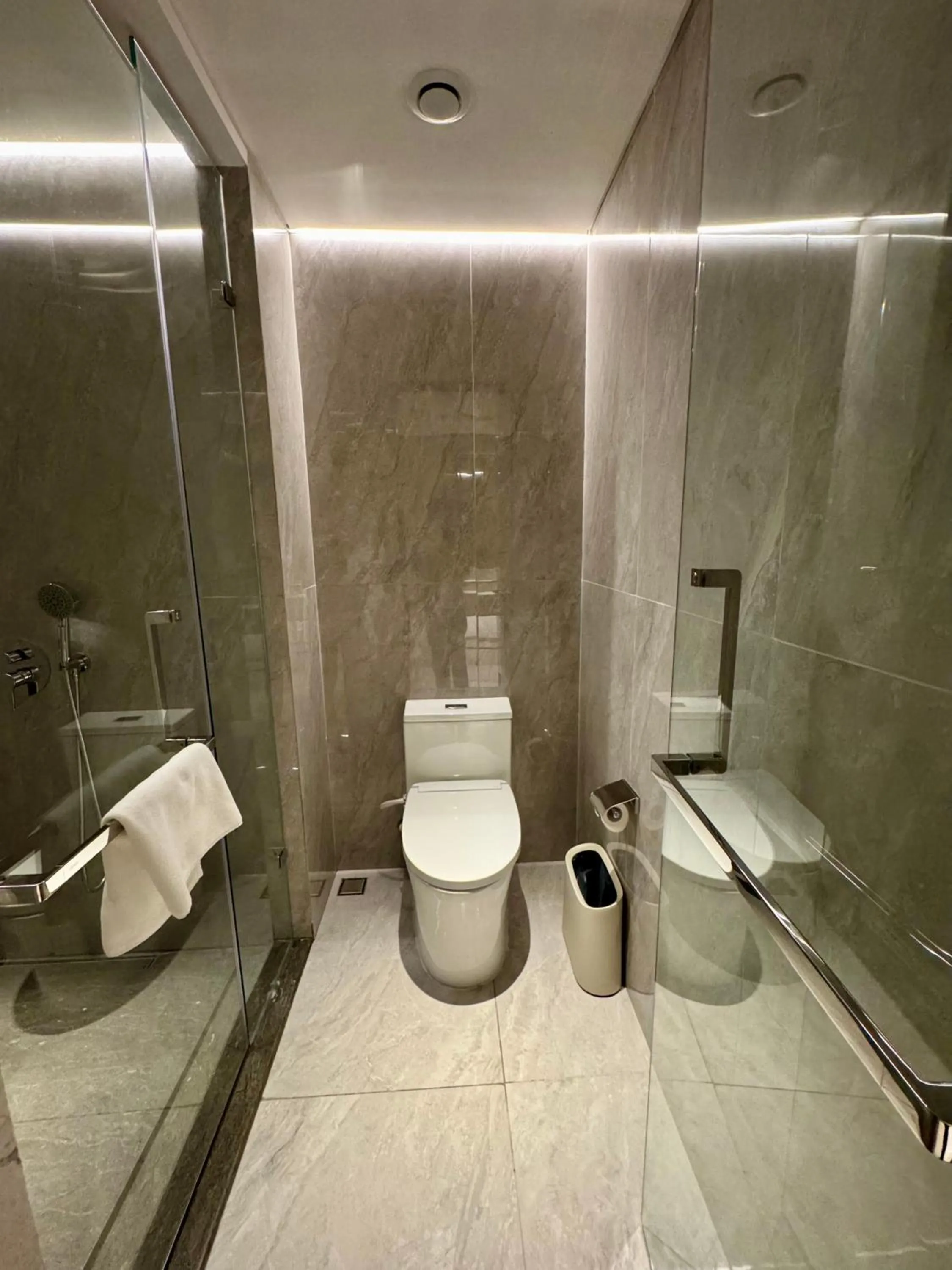 Toilet in Elong Hotel Jakarta PIK